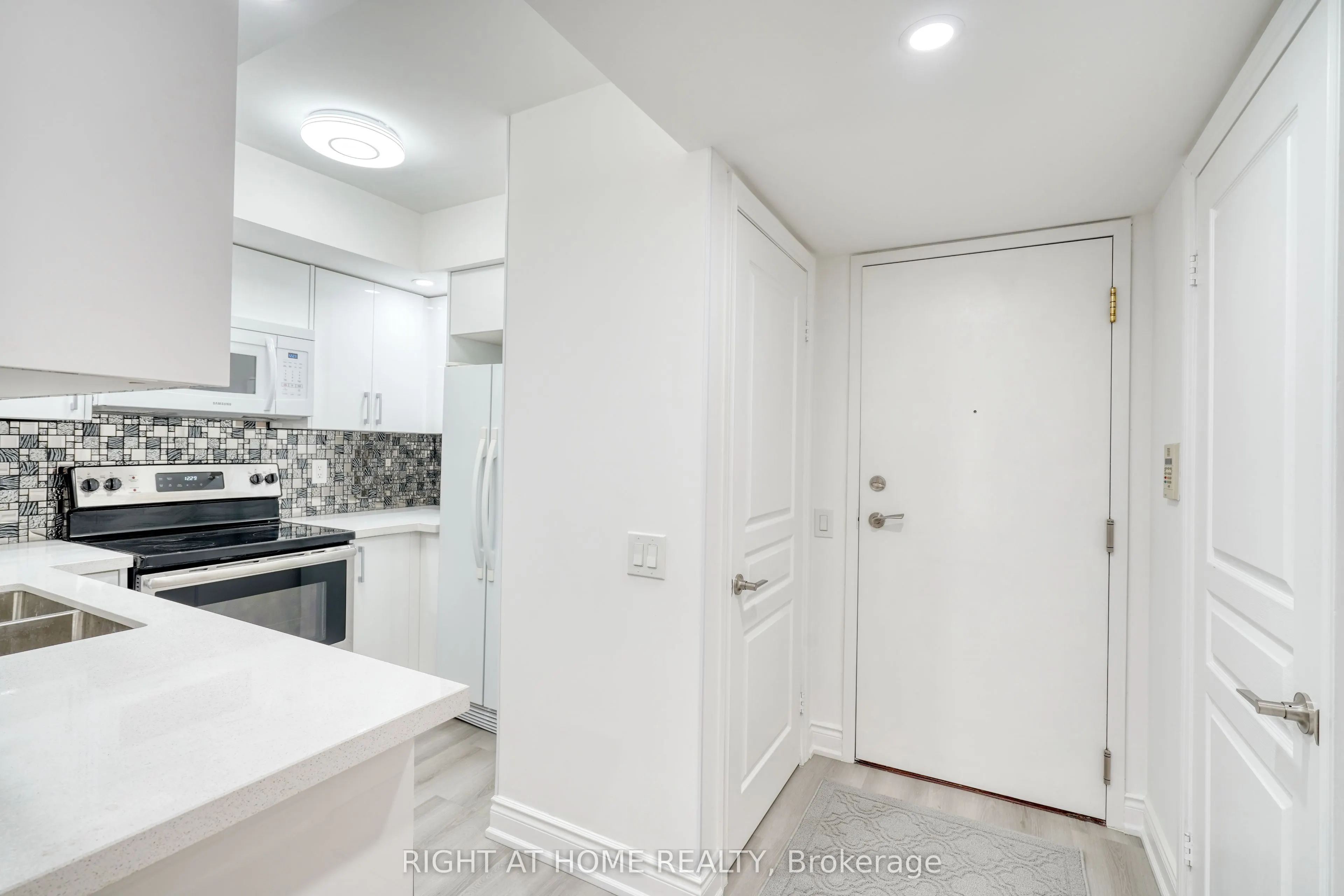 15 Northtown Way, #715