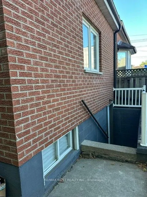 563 Ossington Avenue, #Lower