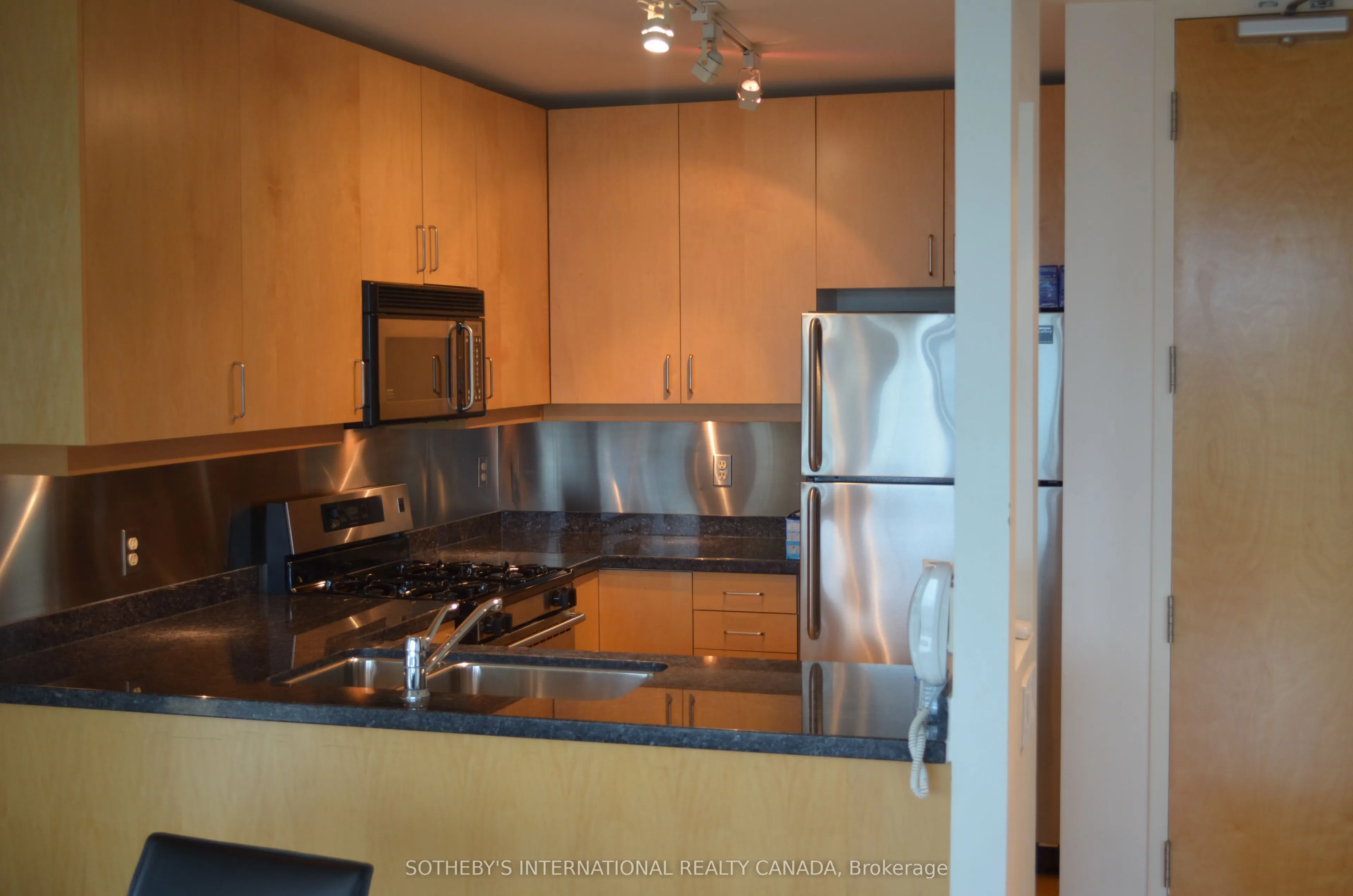 388 Richmond Street W, #725