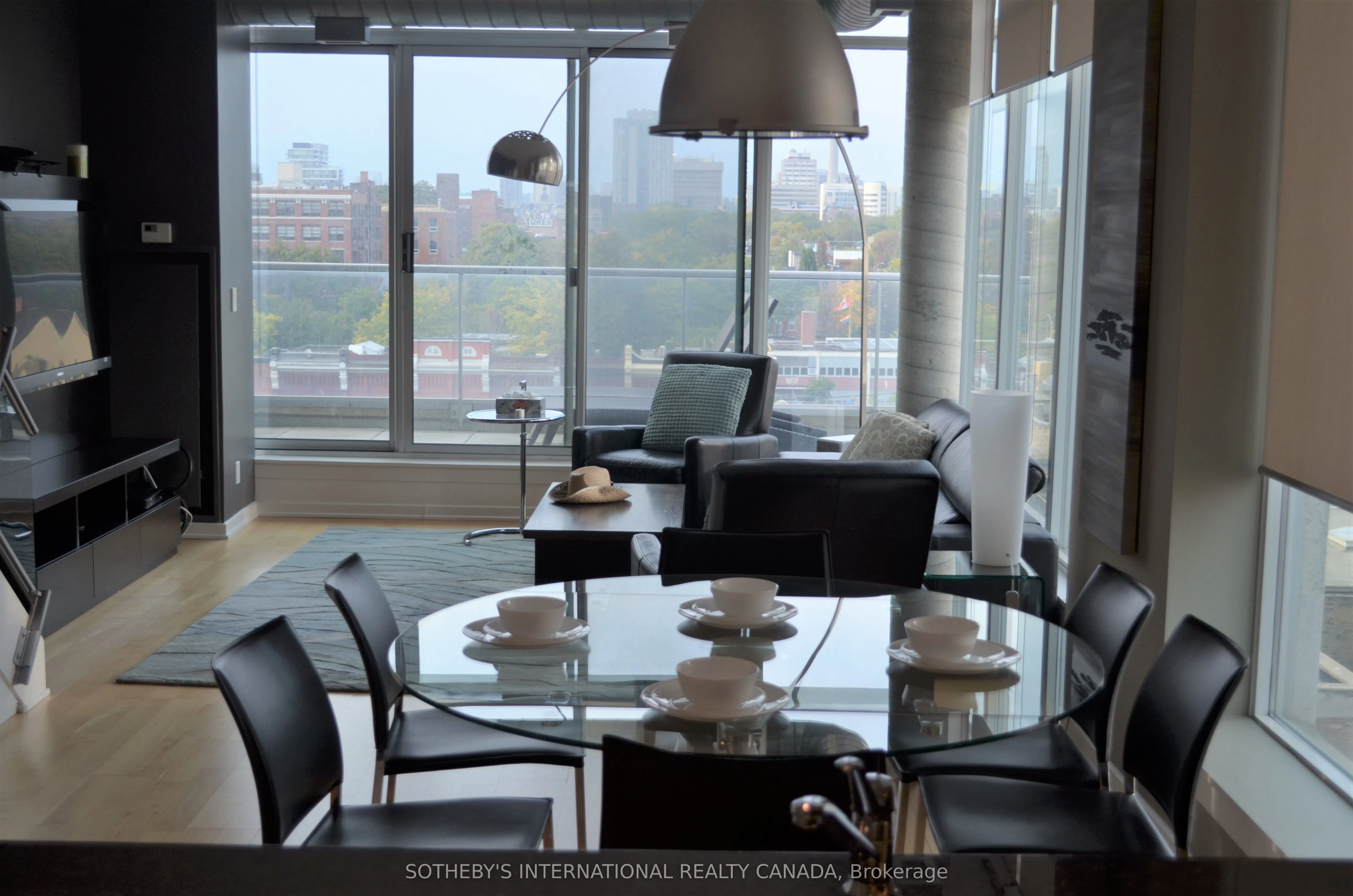 388 Richmond Street W, #725
