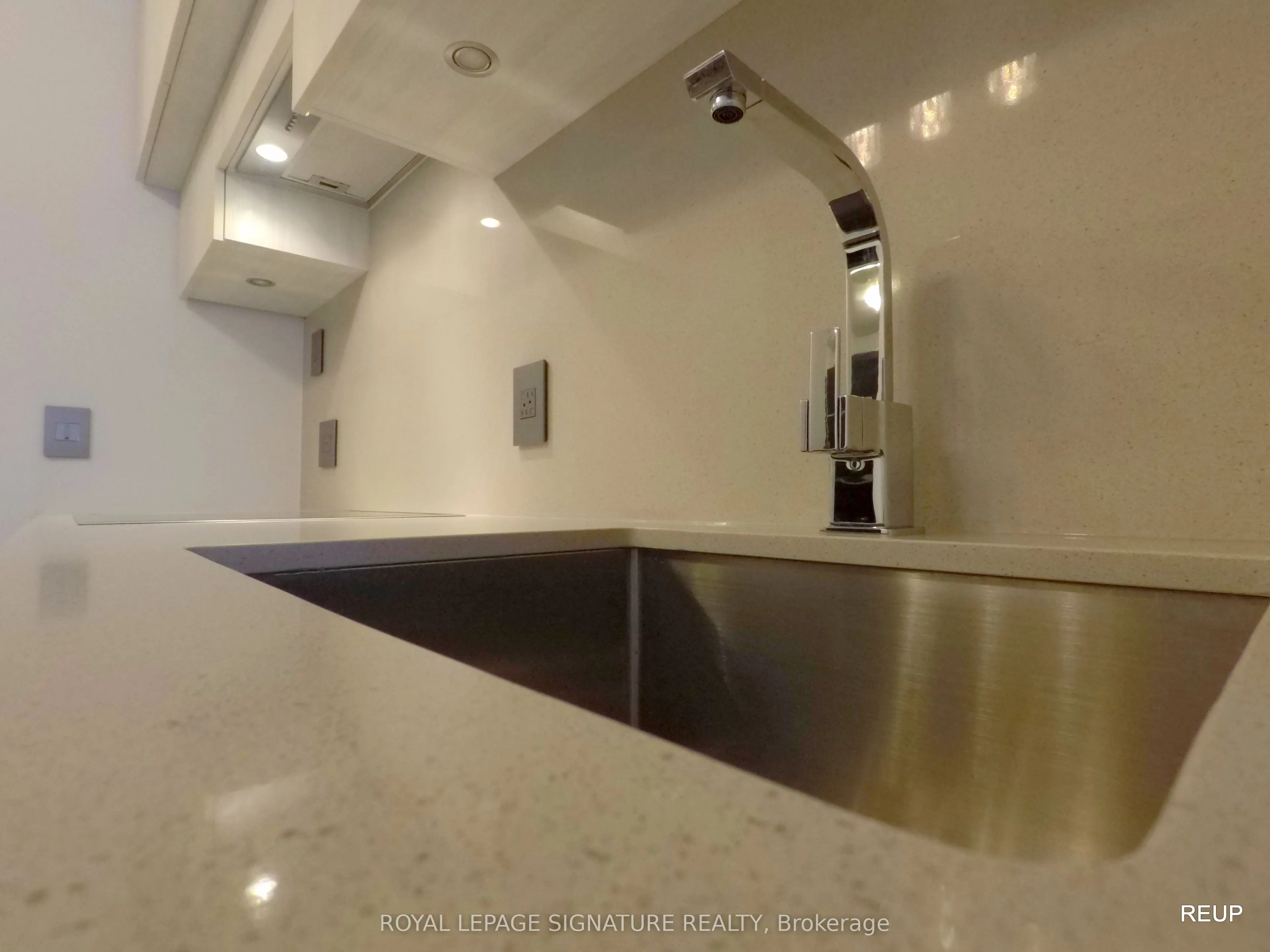 8 Eglinton Avenue E, #2402