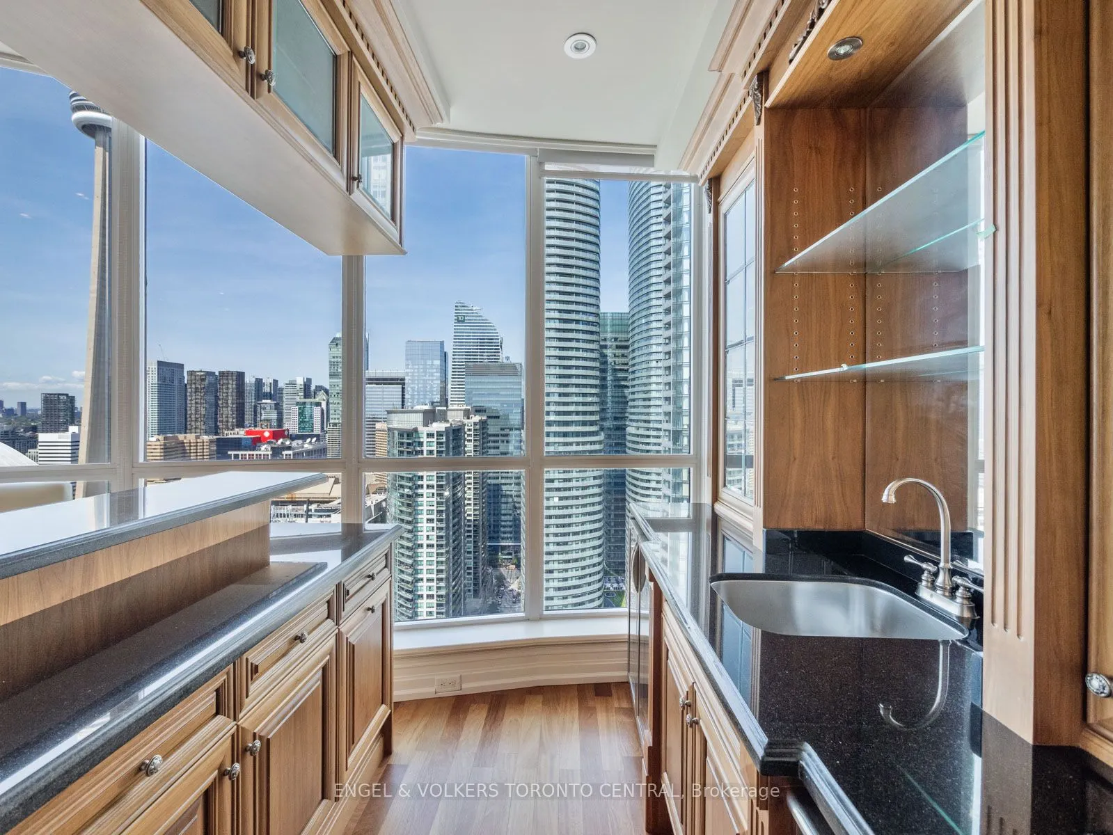 208 Queens Quay W, #Lph4