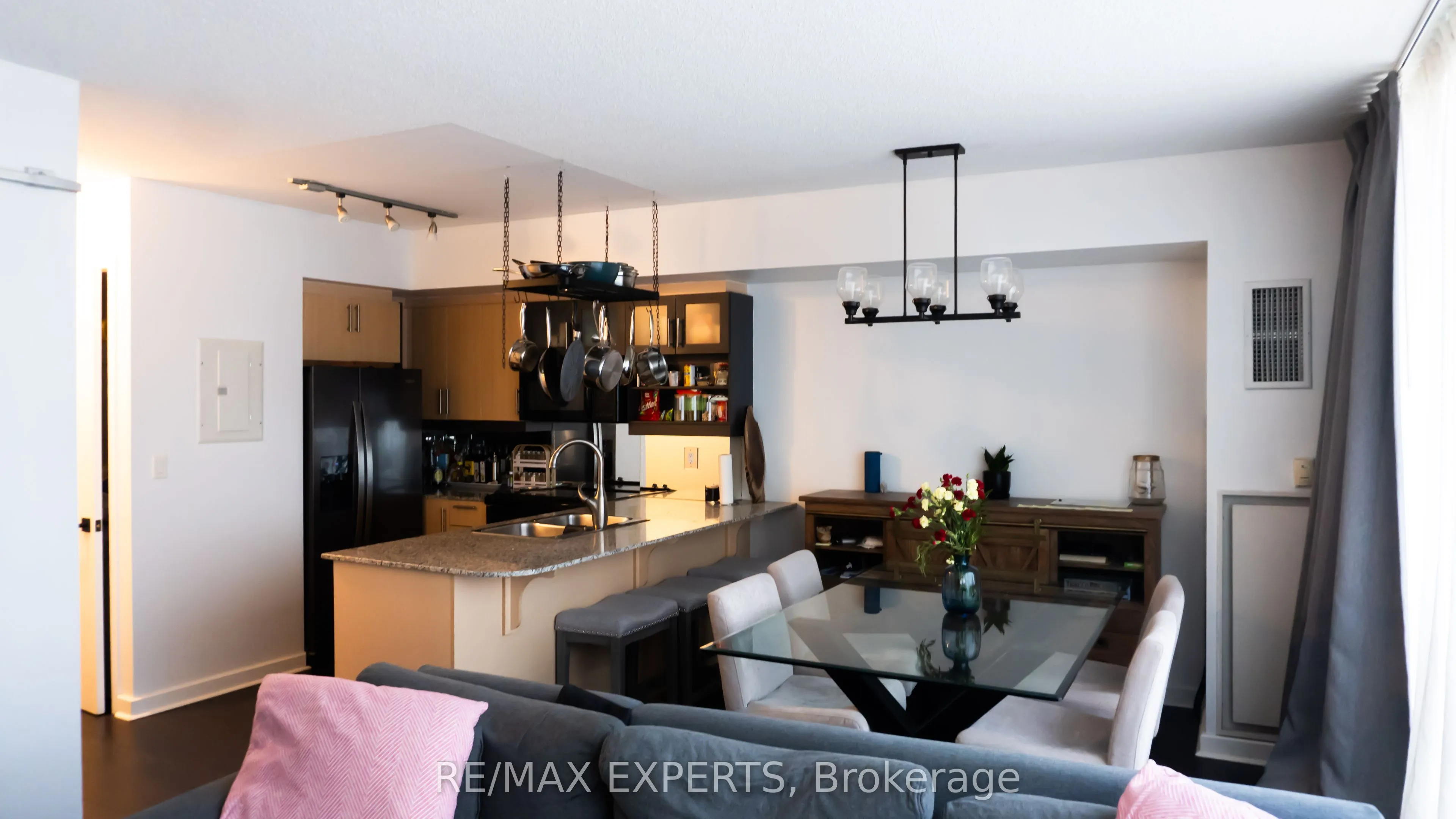 350 Wellington Street W, #M30