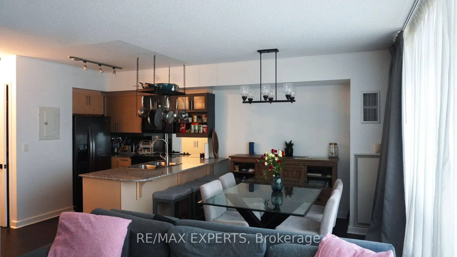 350 Wellington Street W, #M30