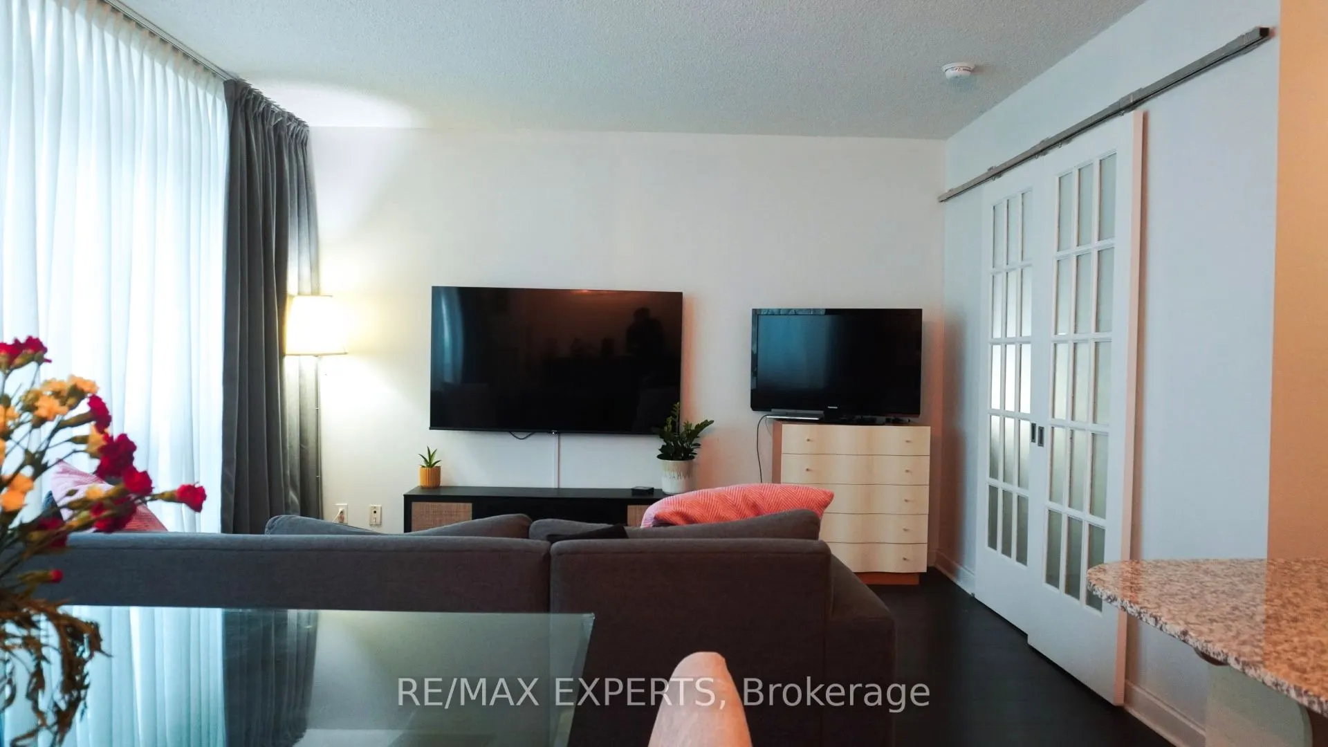 350 Wellington Street W, #M30