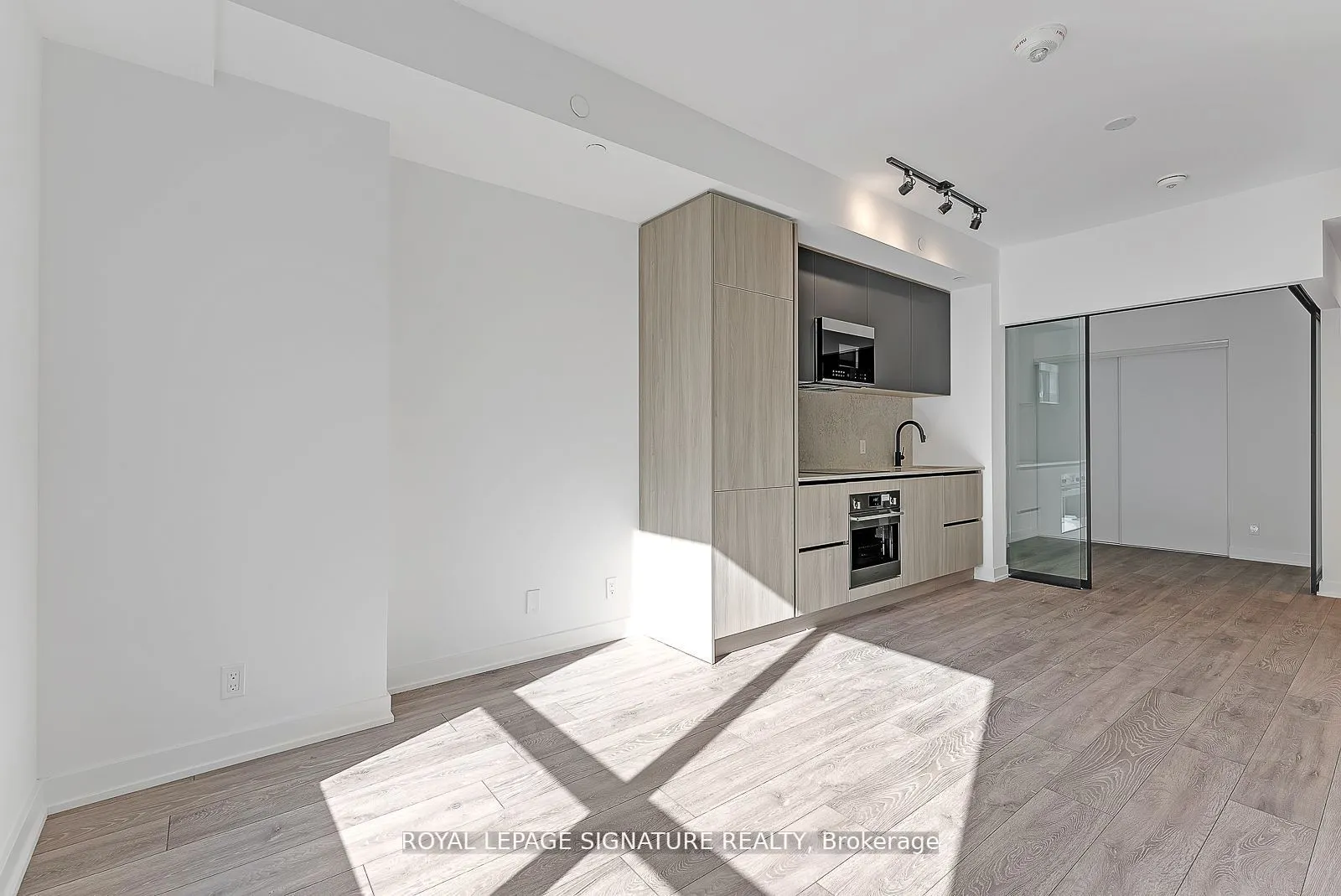 108 Peter Street, #810