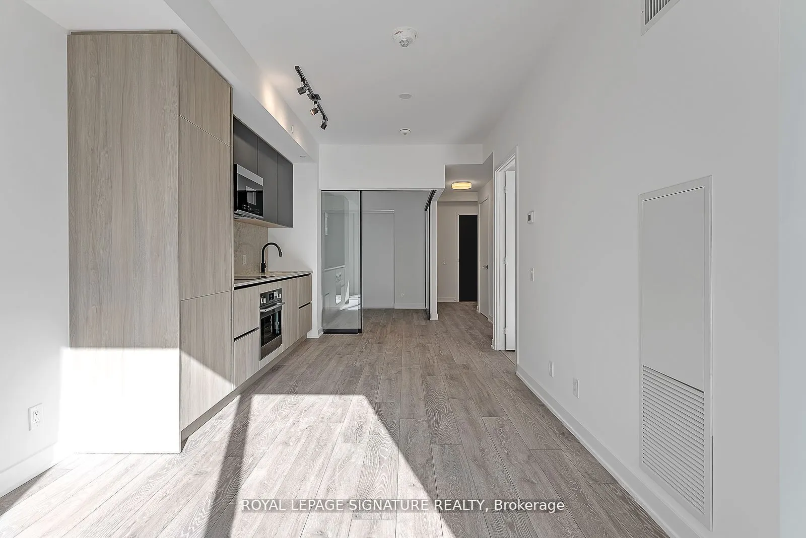 108 Peter Street, #810