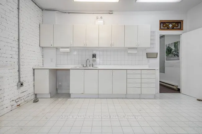 157 Gerrard Street E