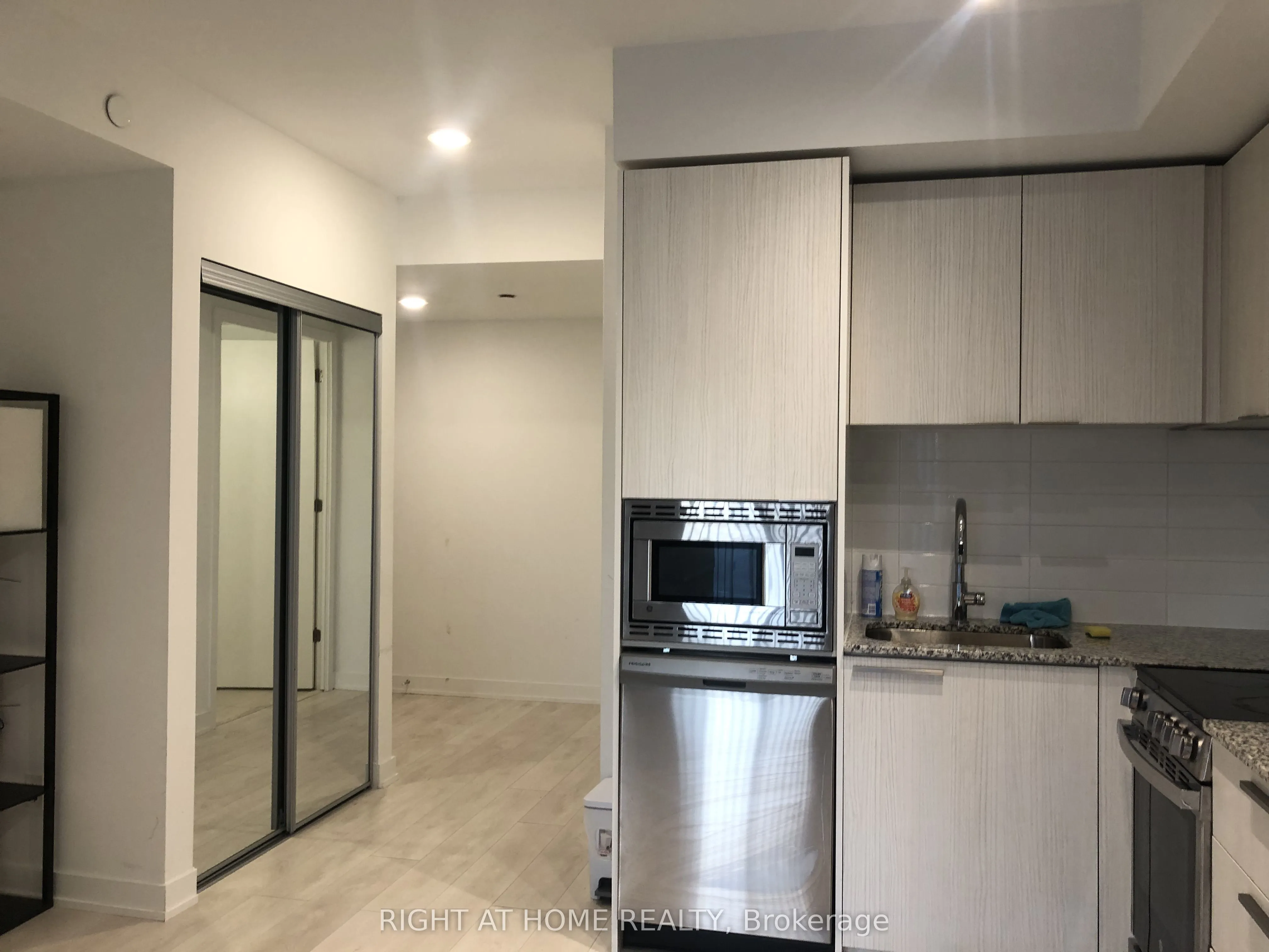501 Yonge Street, #901