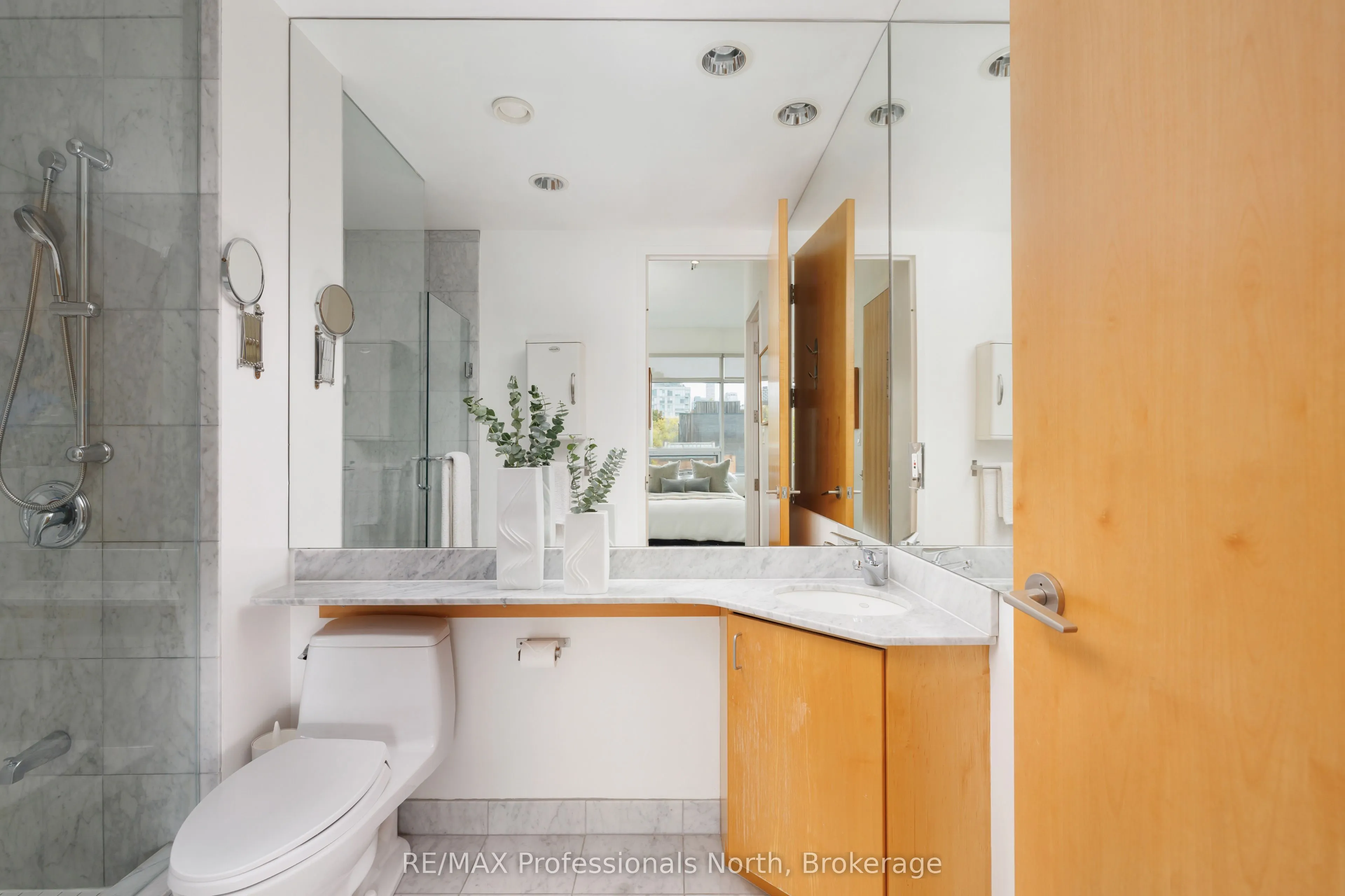 562 Eglinton Avenue E, #404