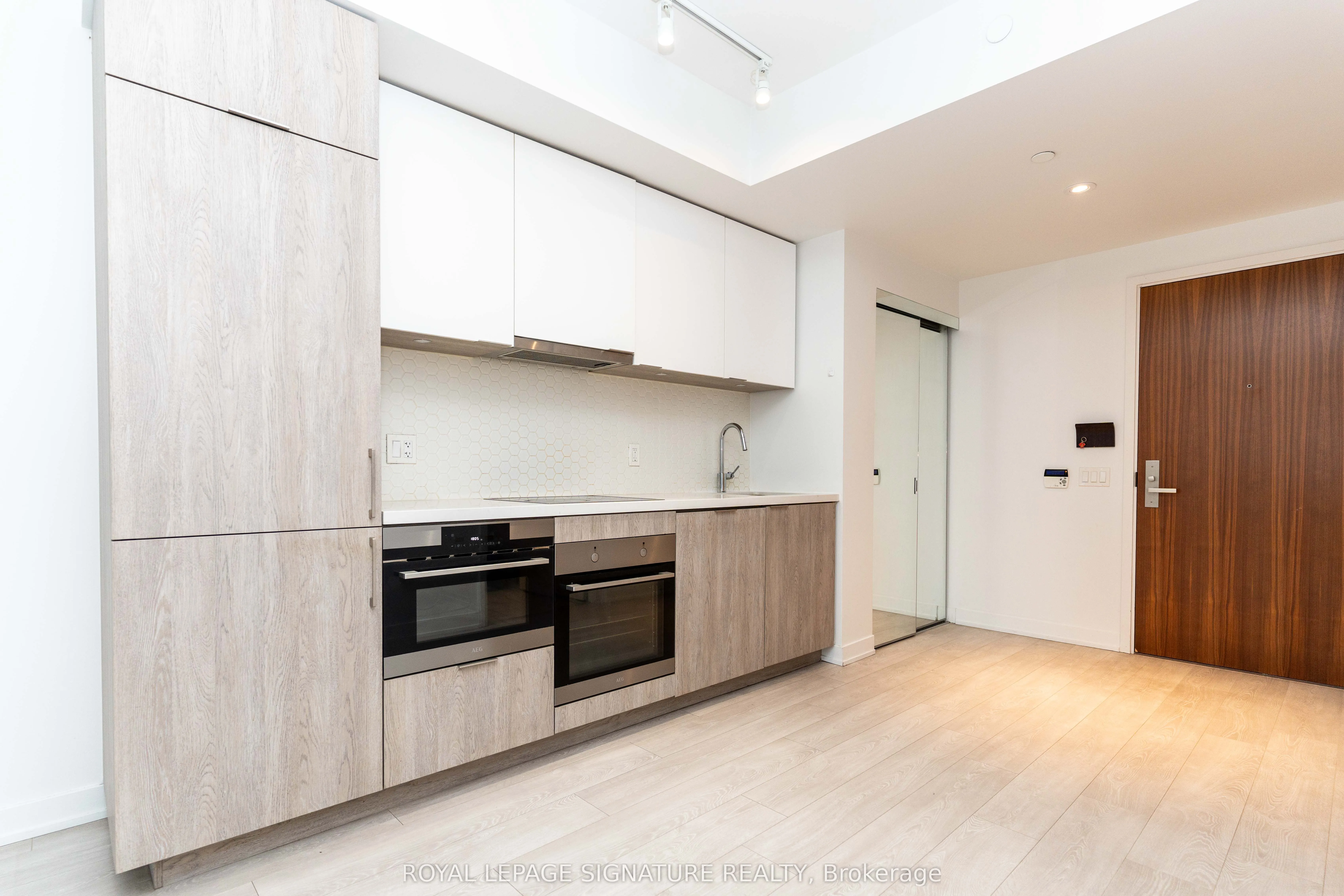 15 Queens Quay E, #1708