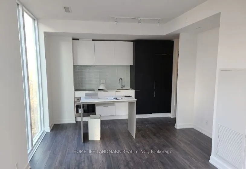 33 Helendale Avenue, #1018