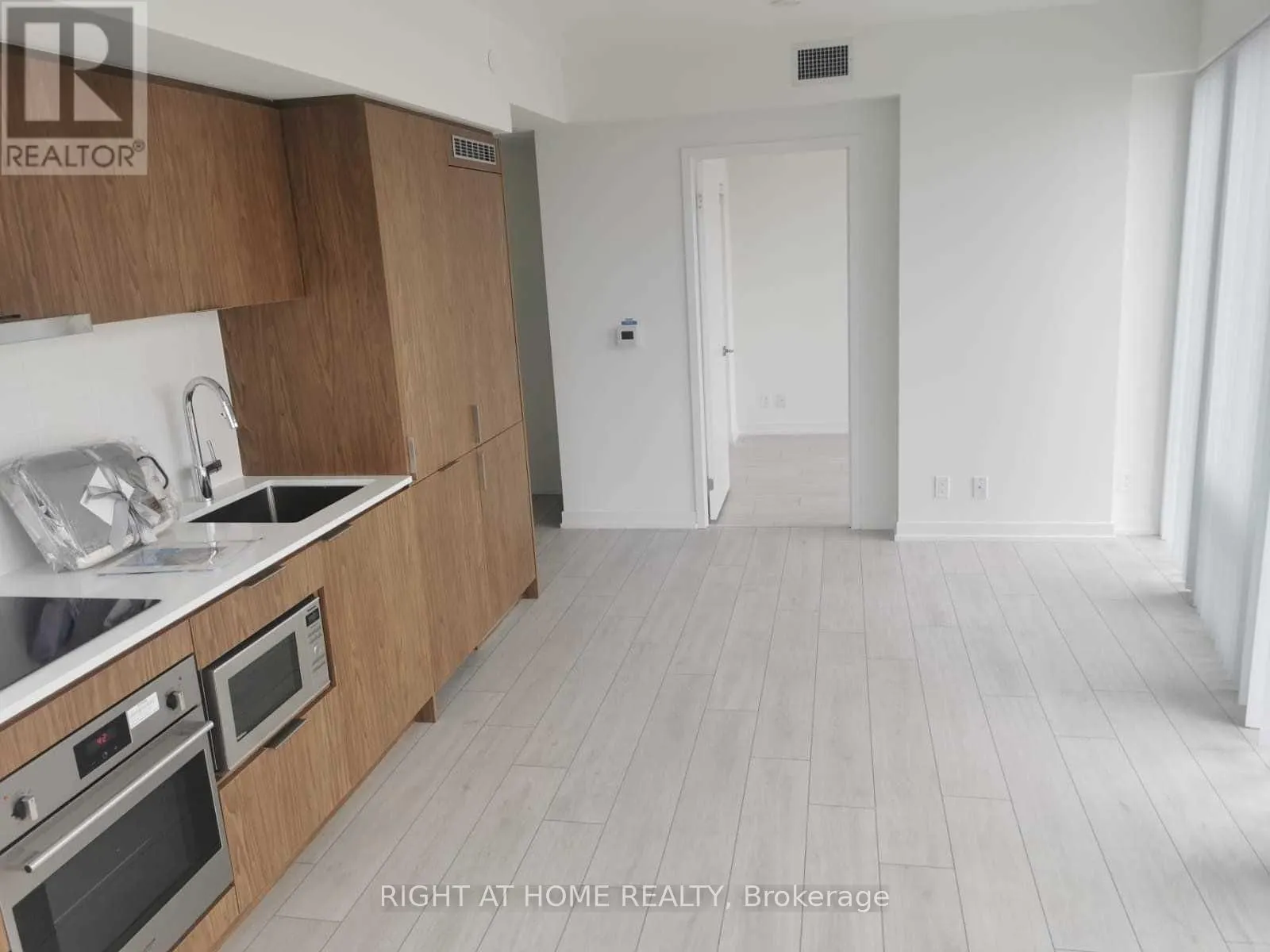 60 Shuter Street, #PH211
