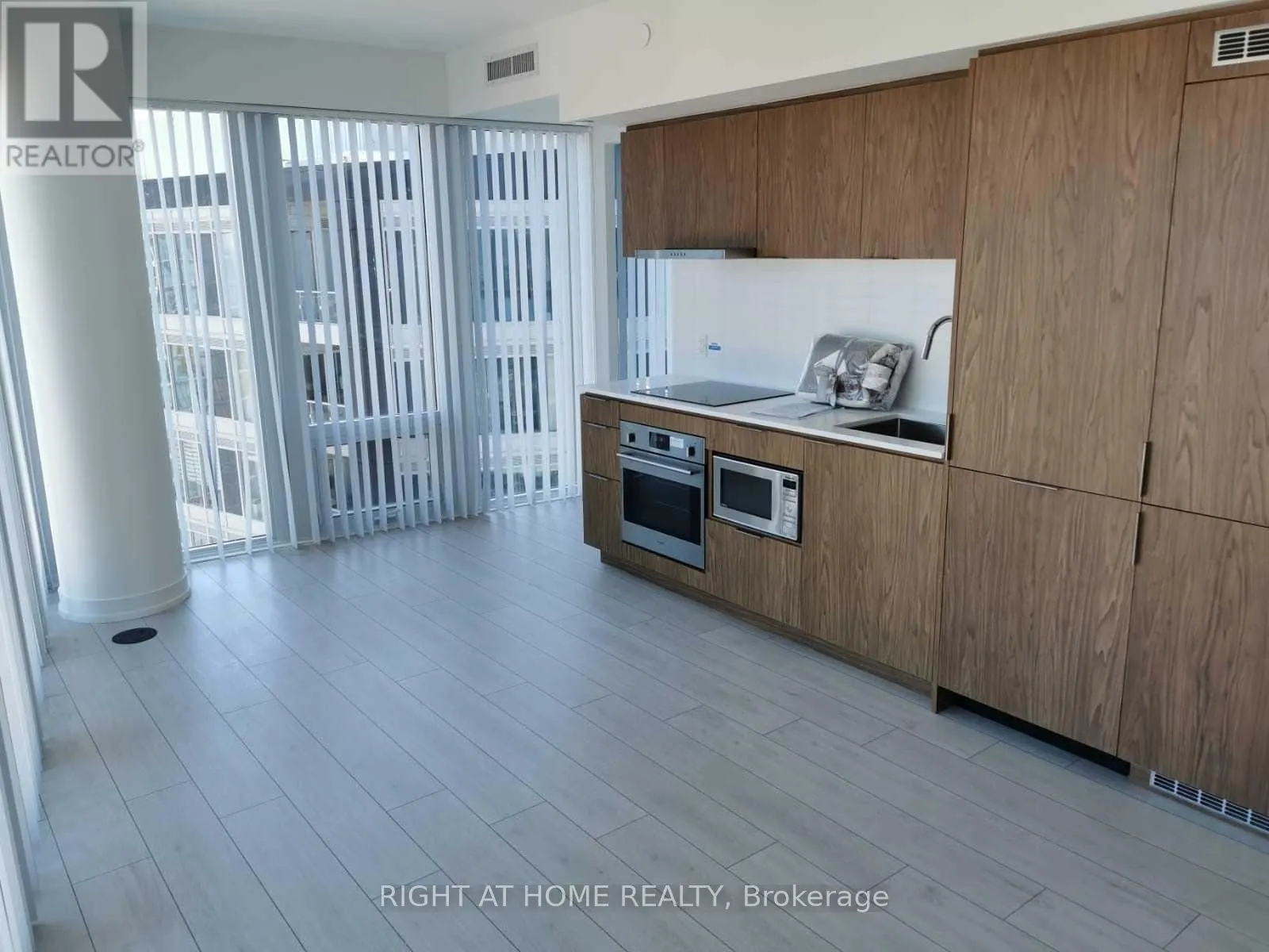60 Shuter Street, #PH211