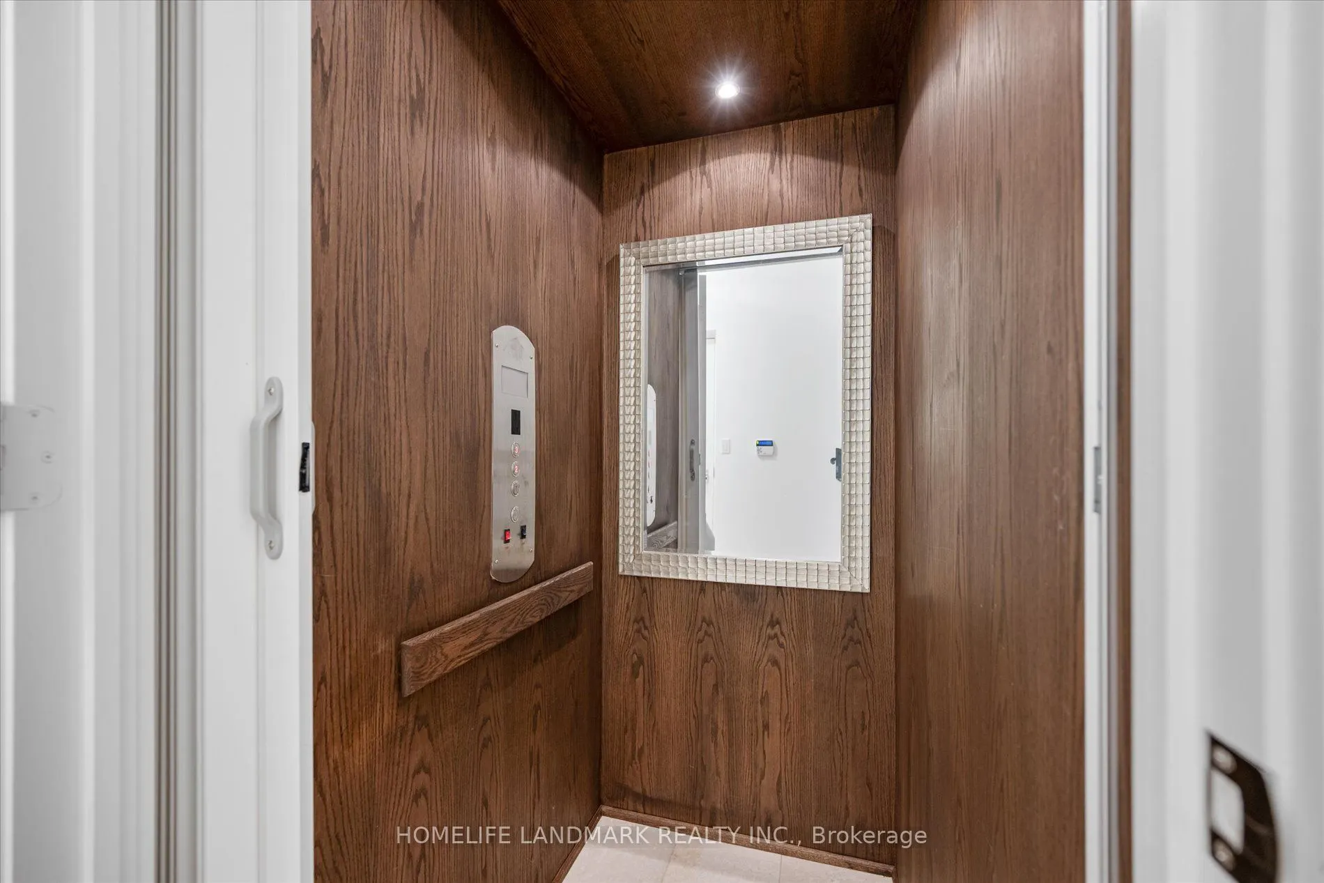 29 Queens Quay E, #102