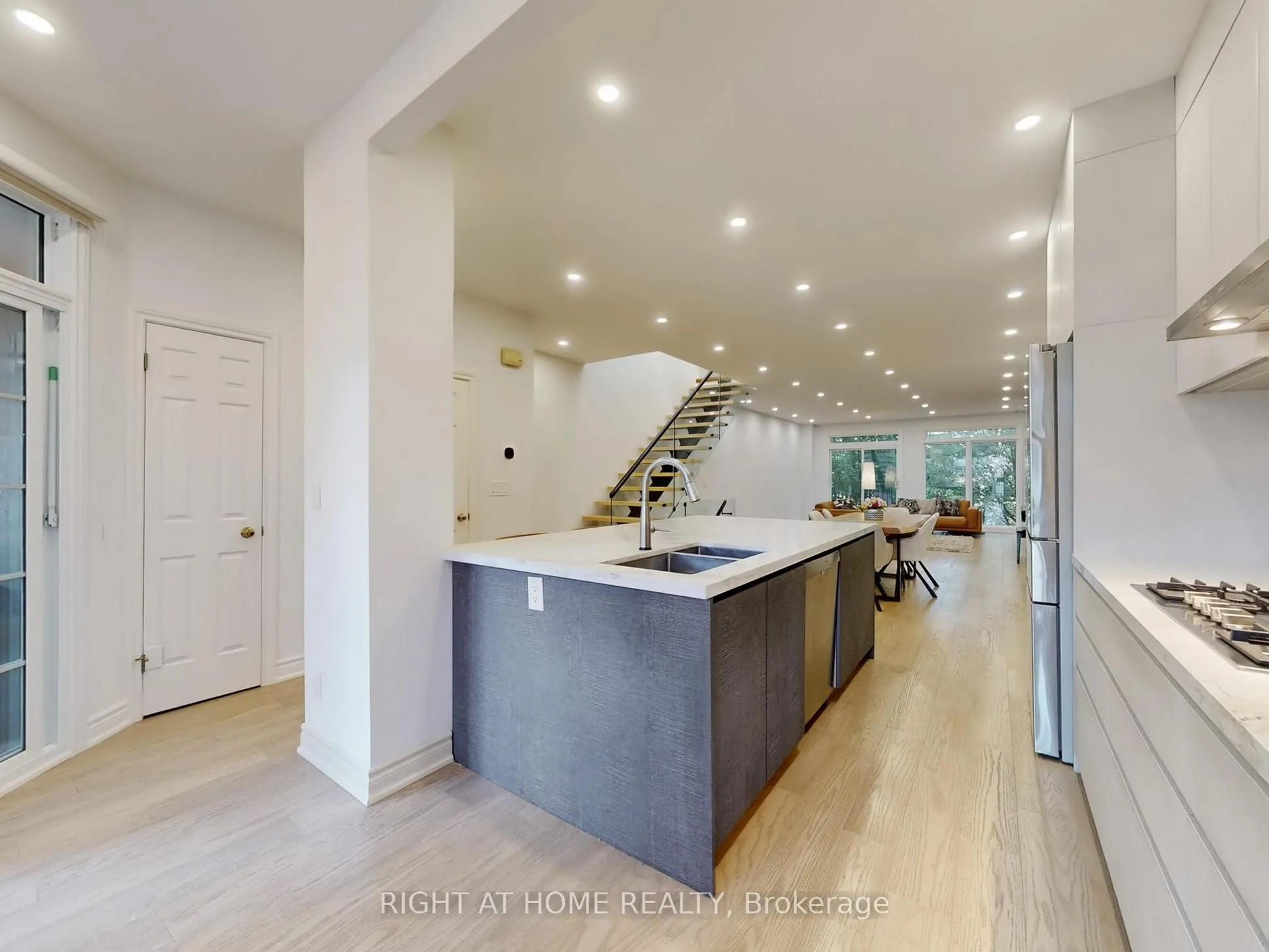 218 Erskine Avenue