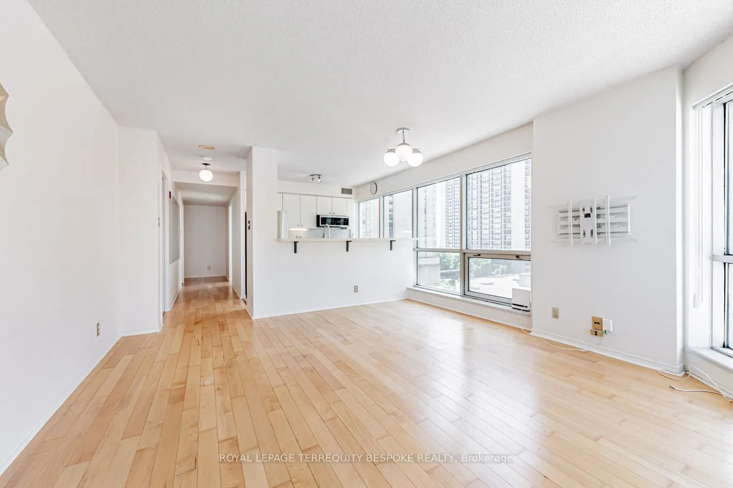 10 Queens Quay W, #811