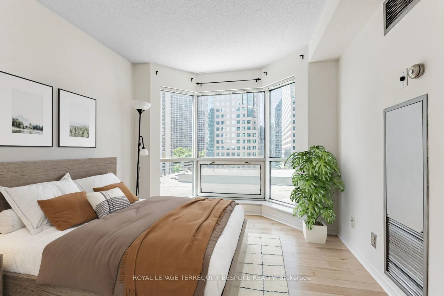 10 Queens Quay W, #811