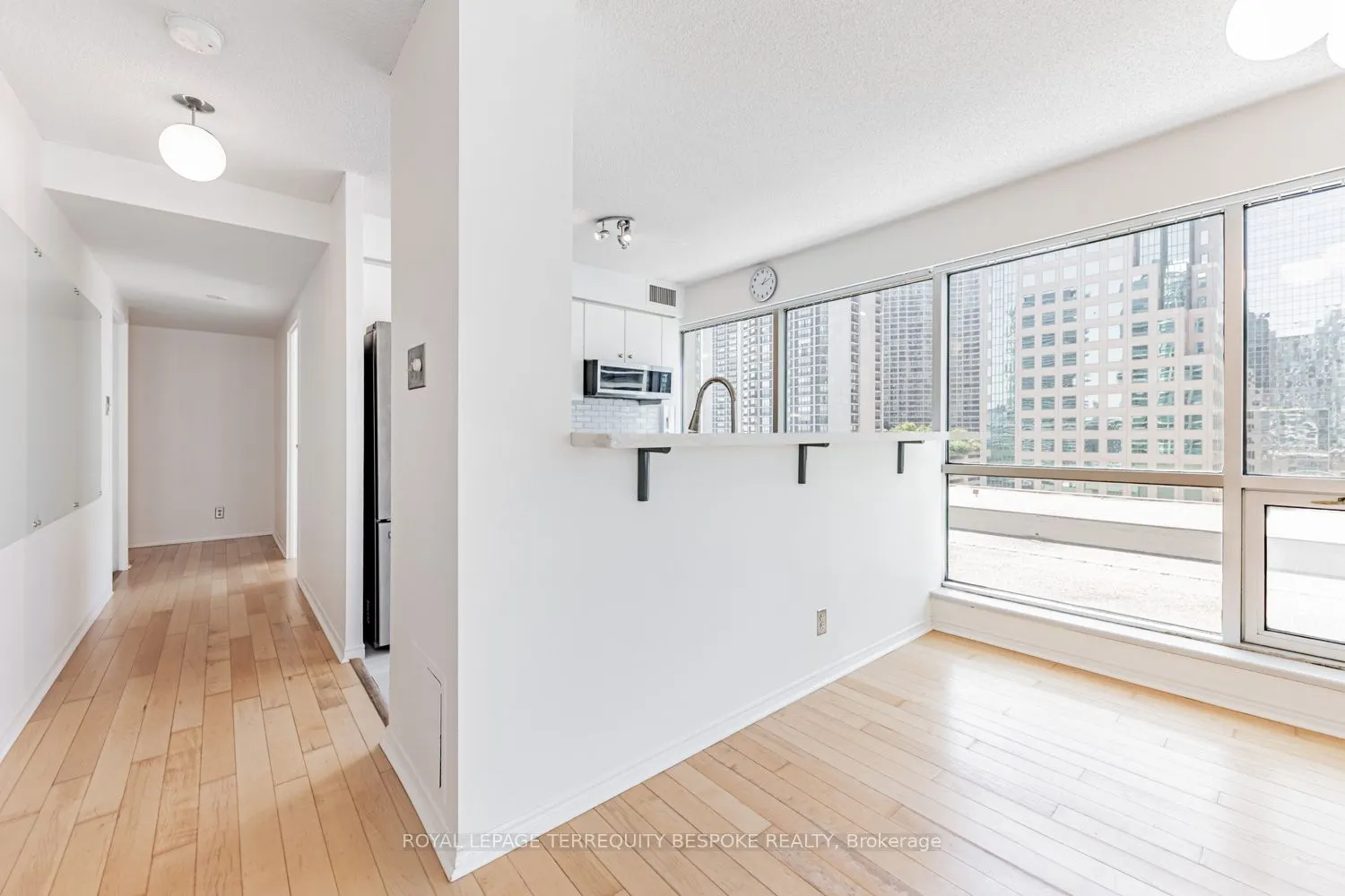 10 Queens Quay W, #811