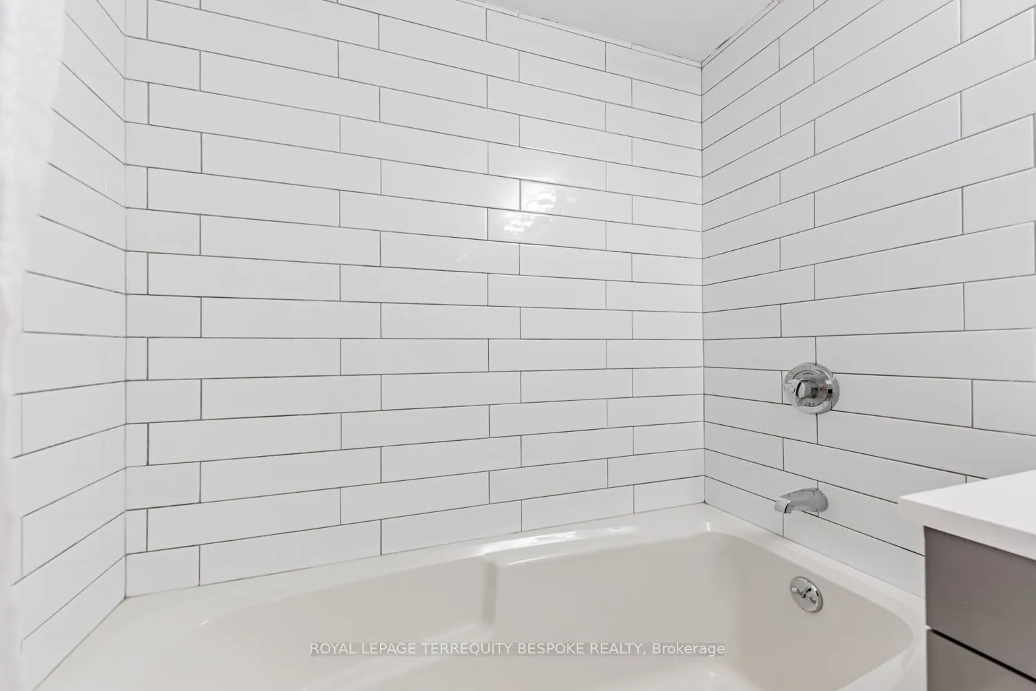 10 Queens Quay W, #811