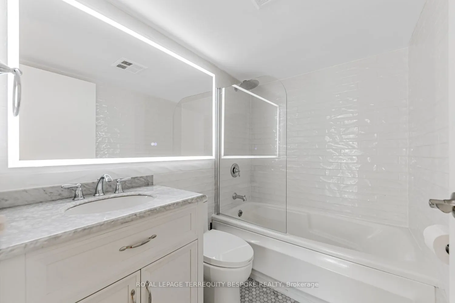 10 Queens Quay W, #811