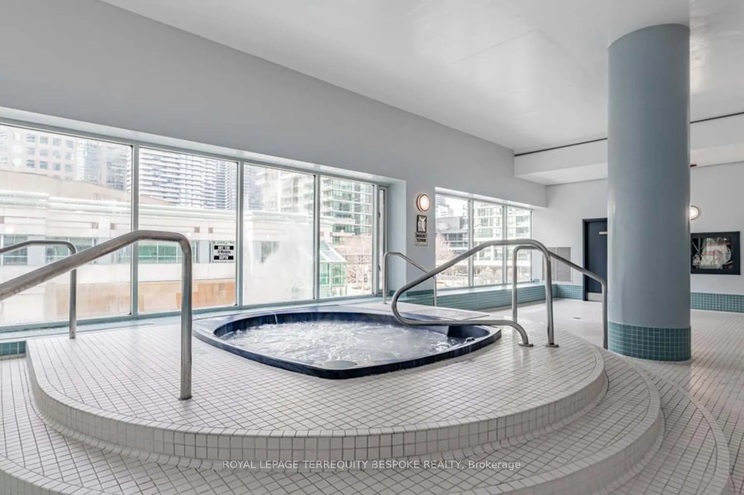 10 Queens Quay W, #811