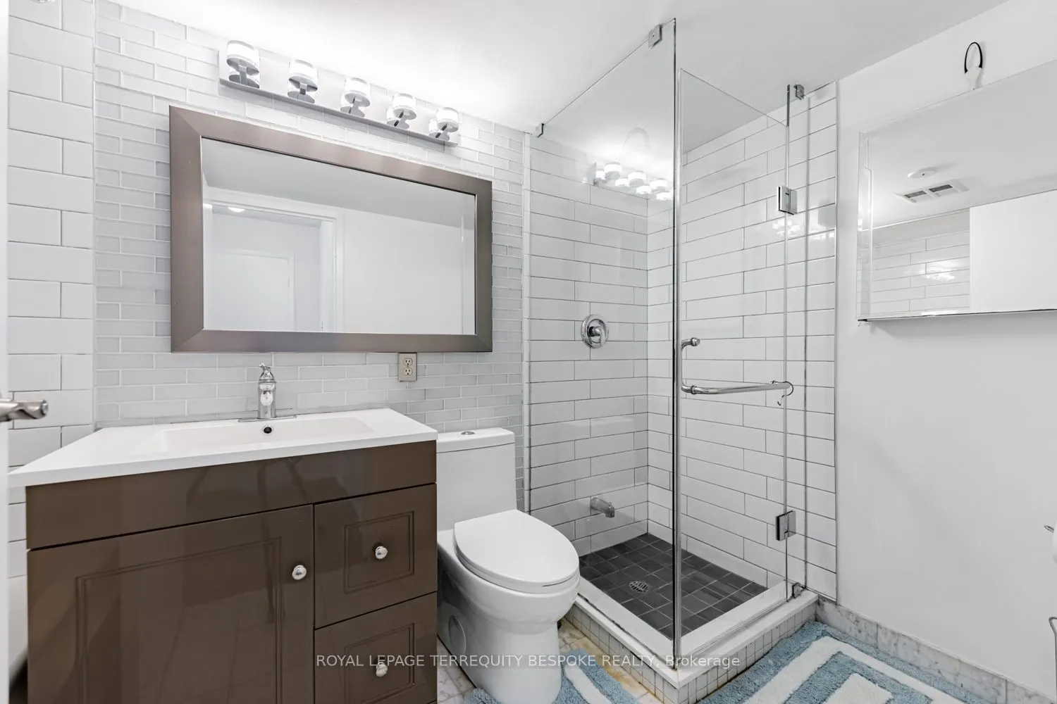 10 Queens Quay W, #811