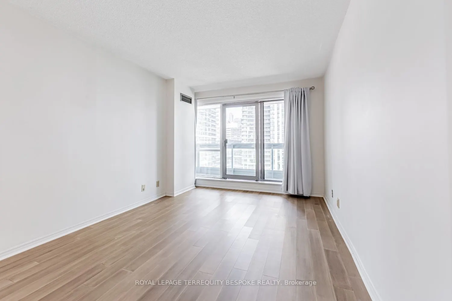 10 Queens Quay W, #811