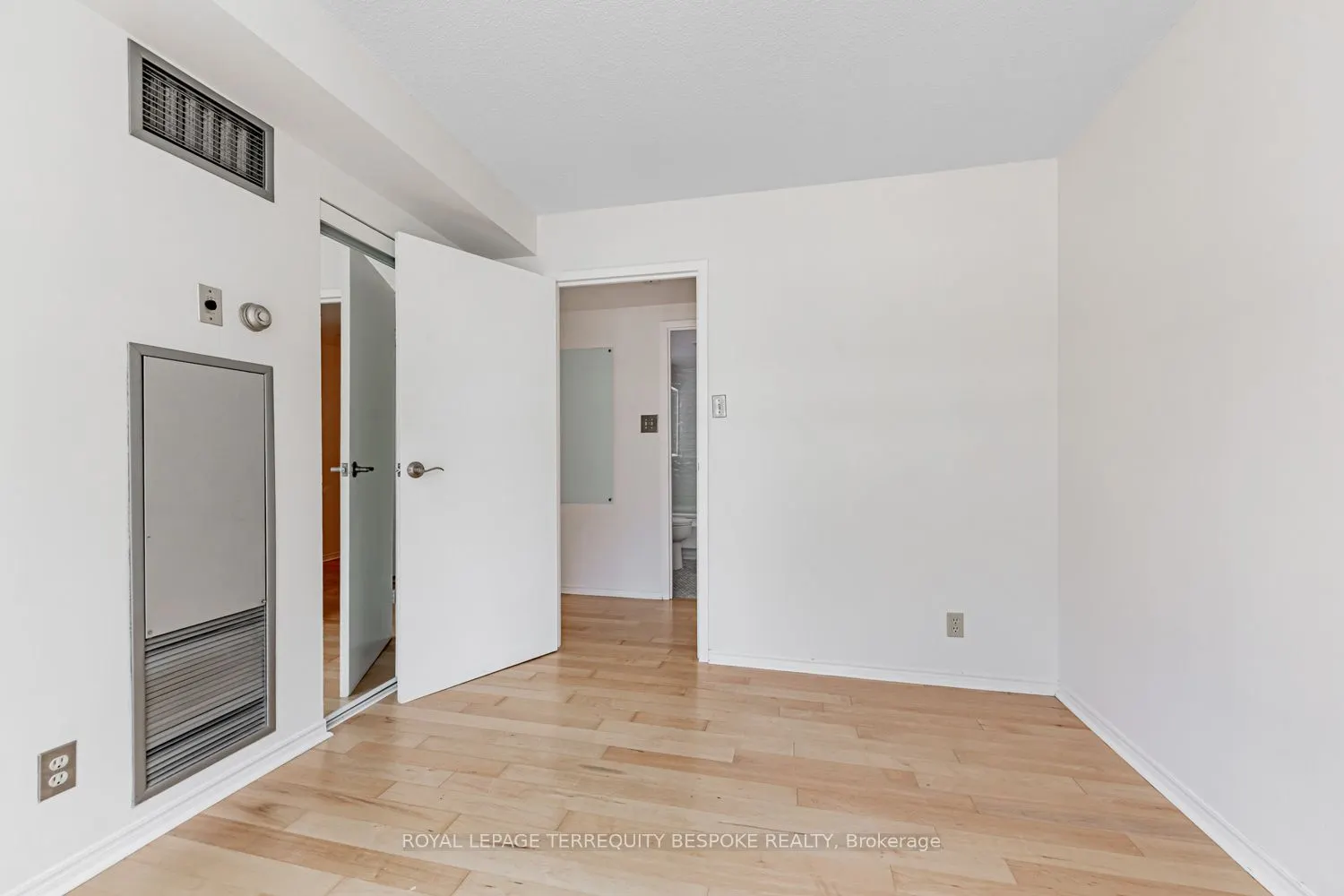 10 Queens Quay W, #811