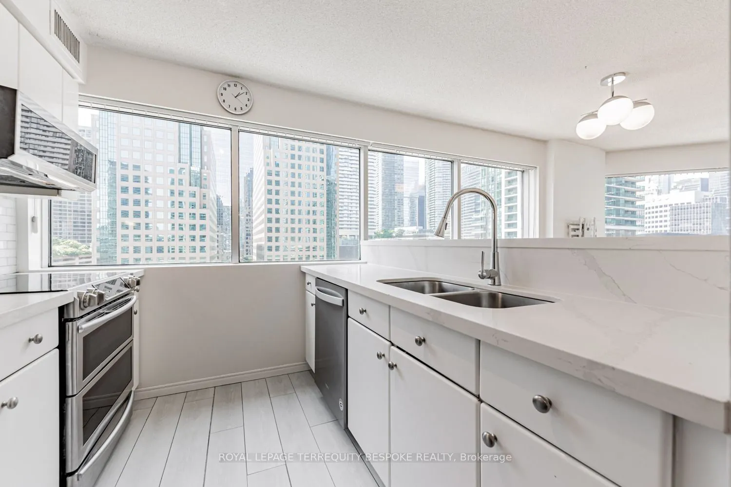 10 Queens Quay W, #811
