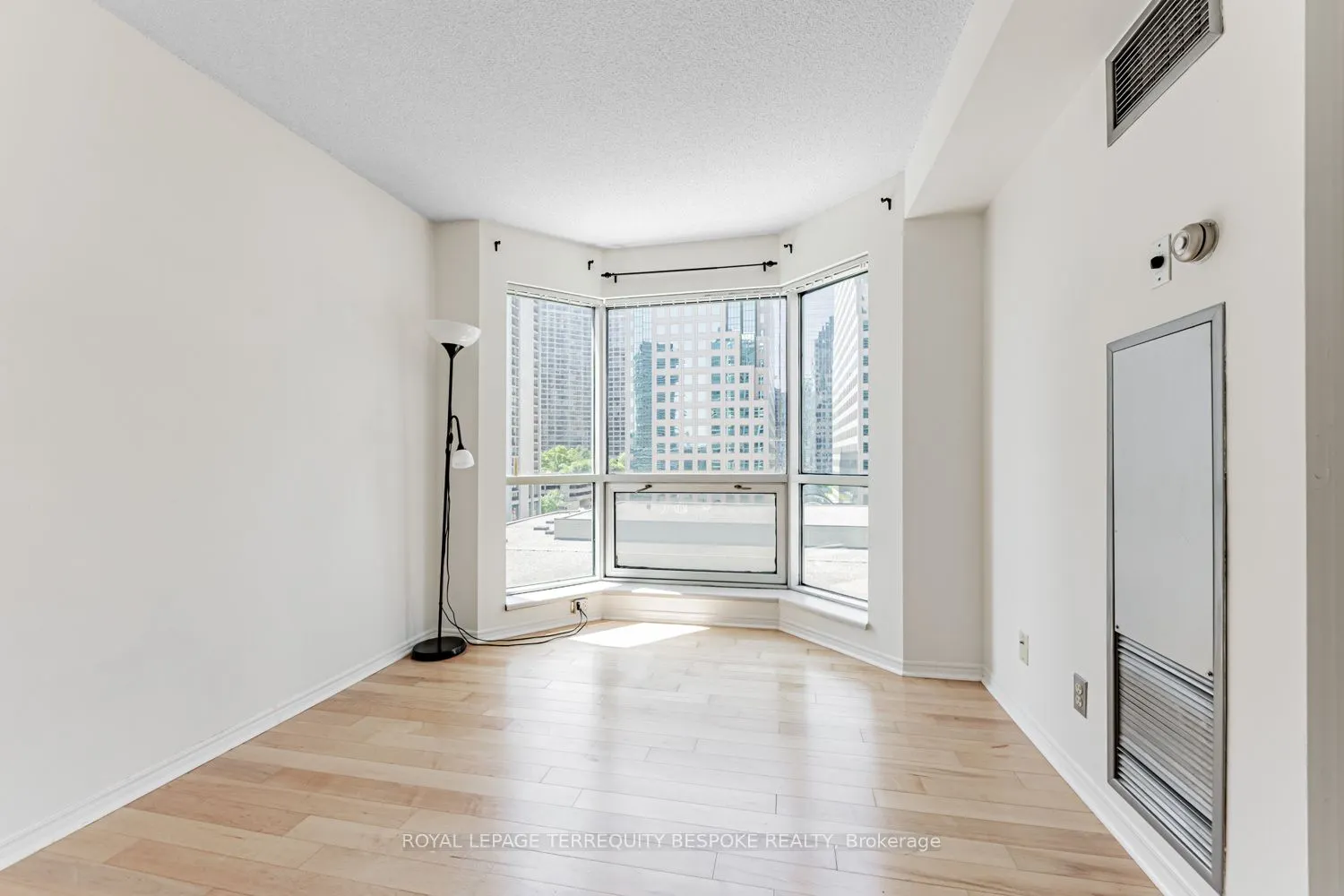 10 Queens Quay W, #811