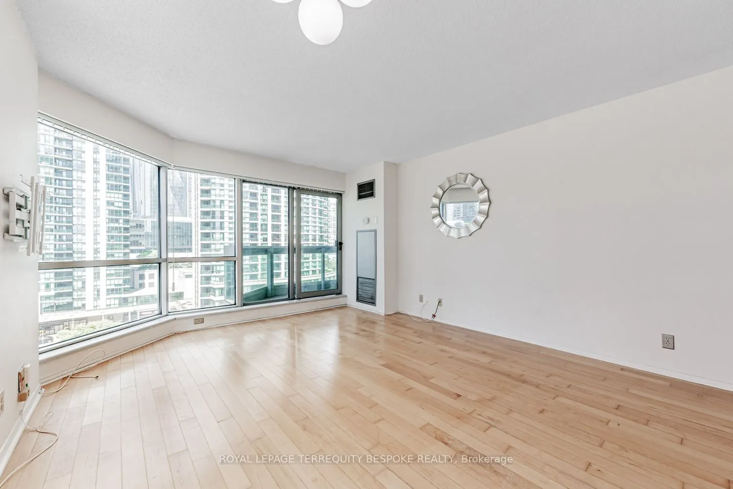 10 Queens Quay W, #811