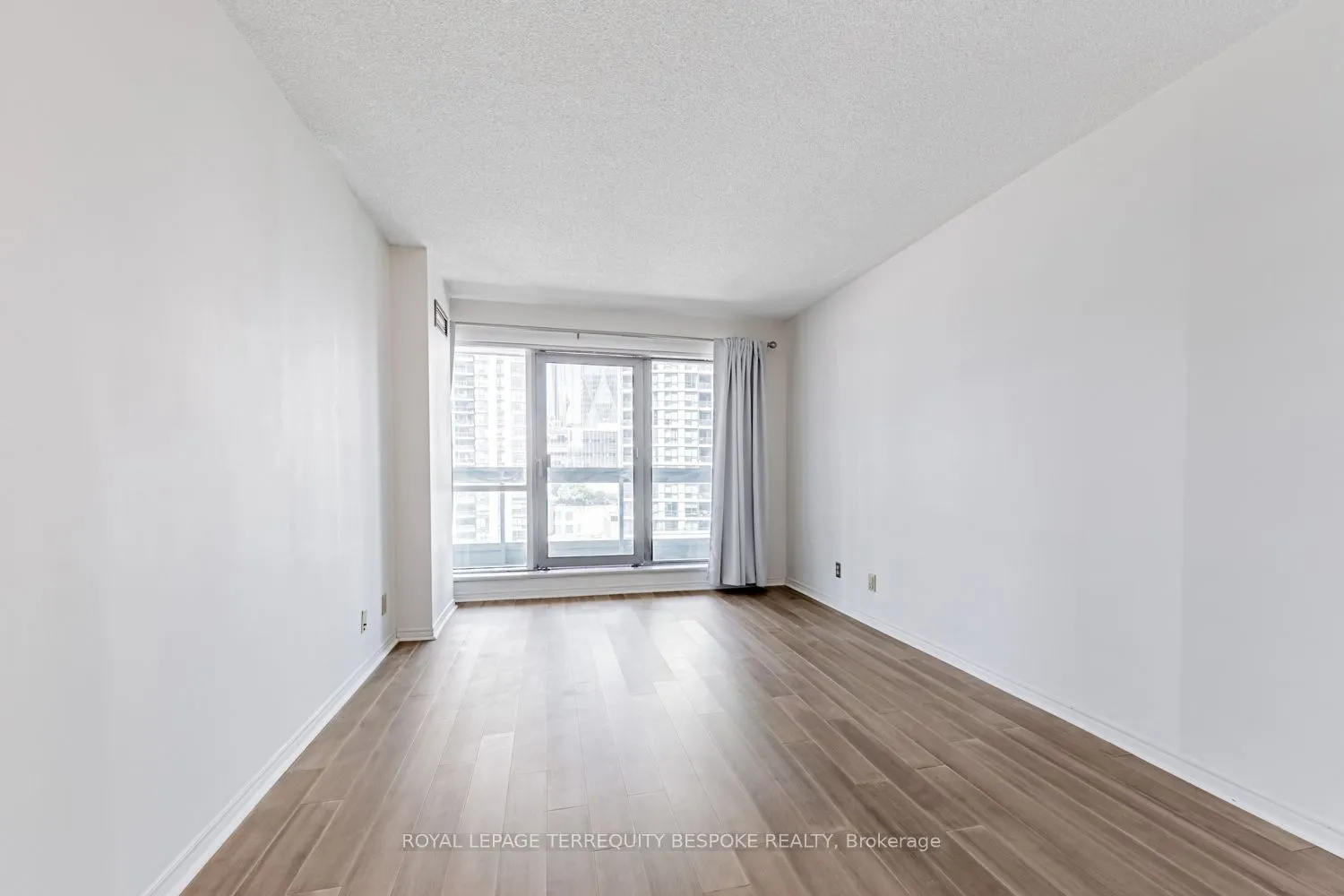 10 Queens Quay W, #811