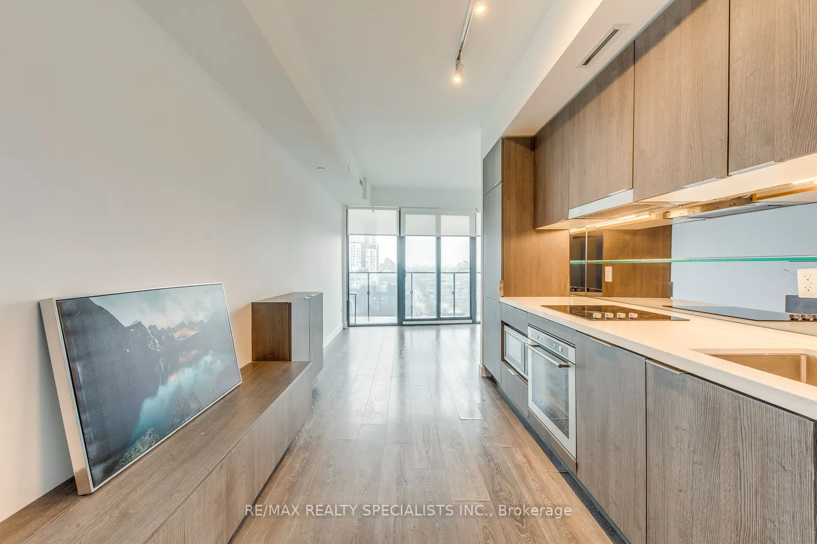 215 Queen Street W, #1405