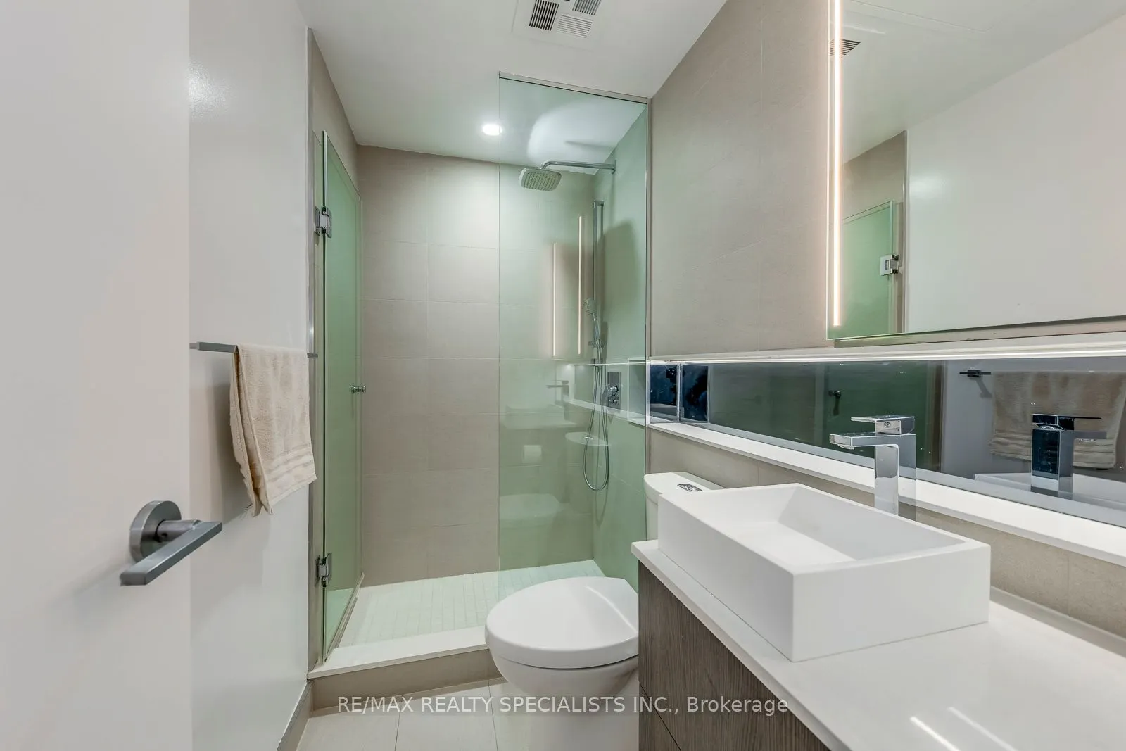 215 Queen Street W, #1405