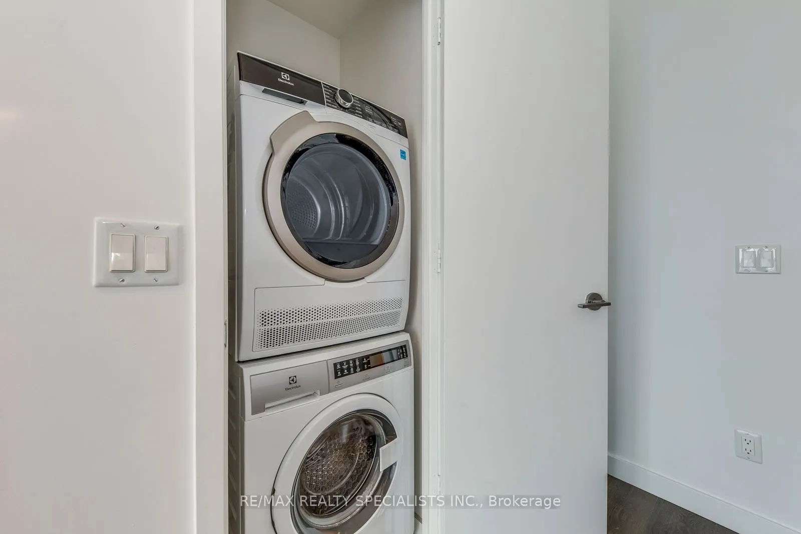 215 Queen Street W, #1405