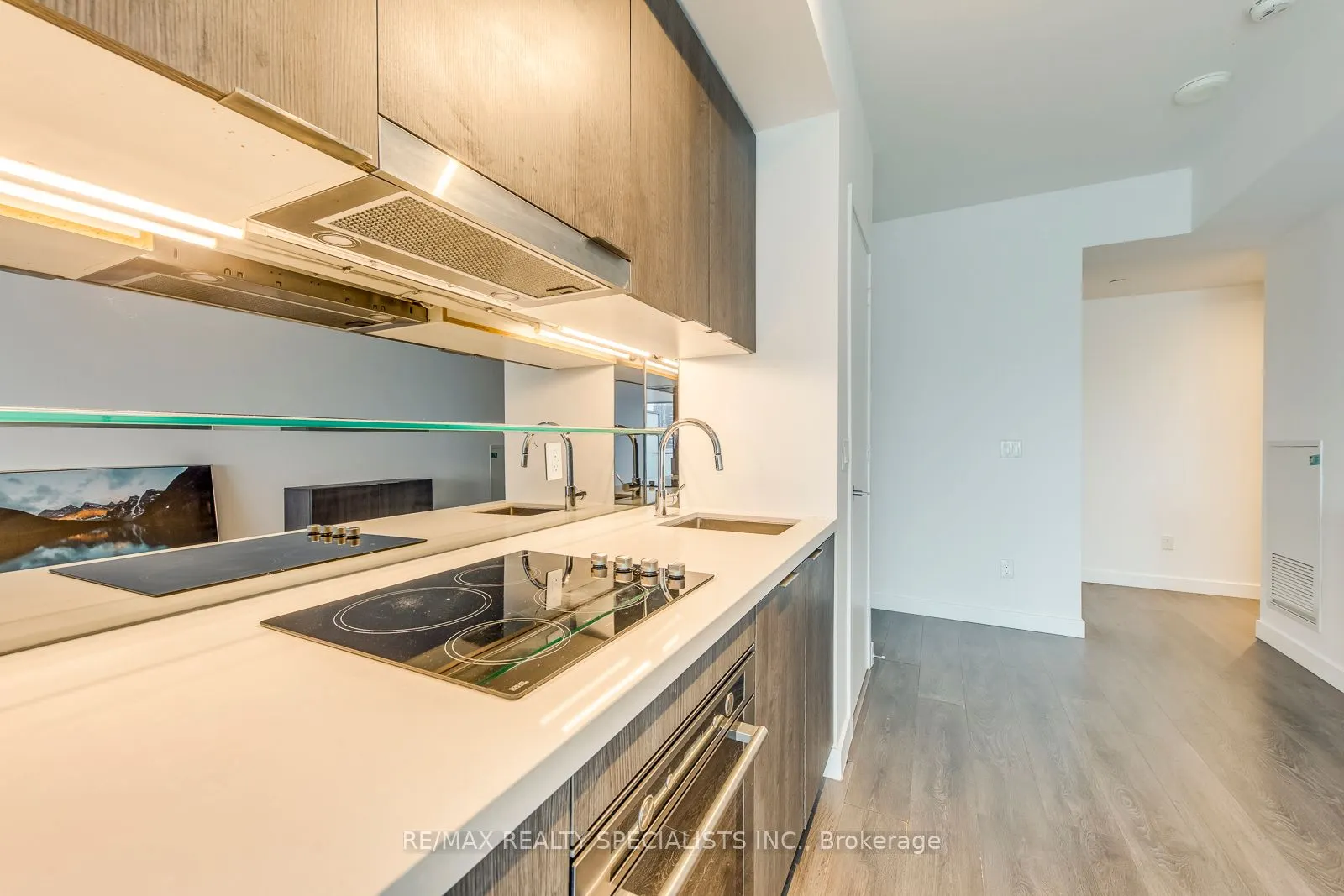 215 Queen Street W, #1405