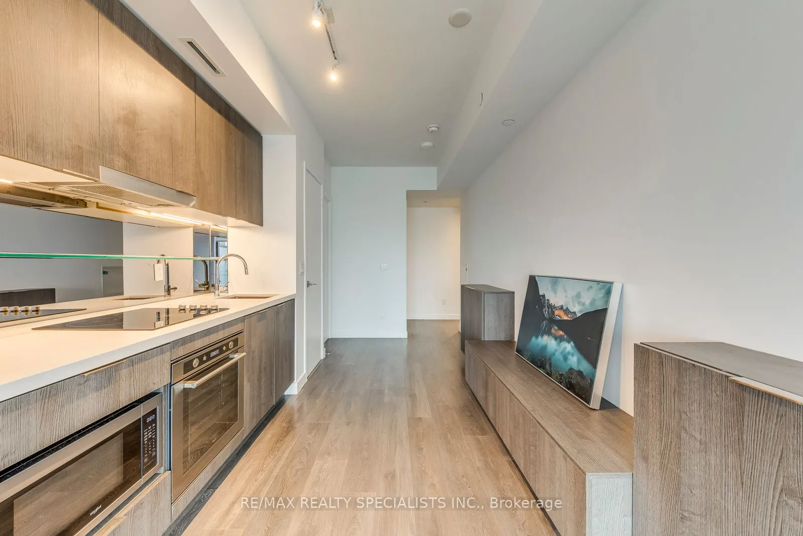 215 Queen Street W, #1405