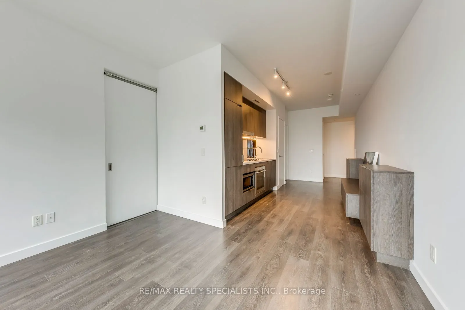 215 Queen Street W, #1405