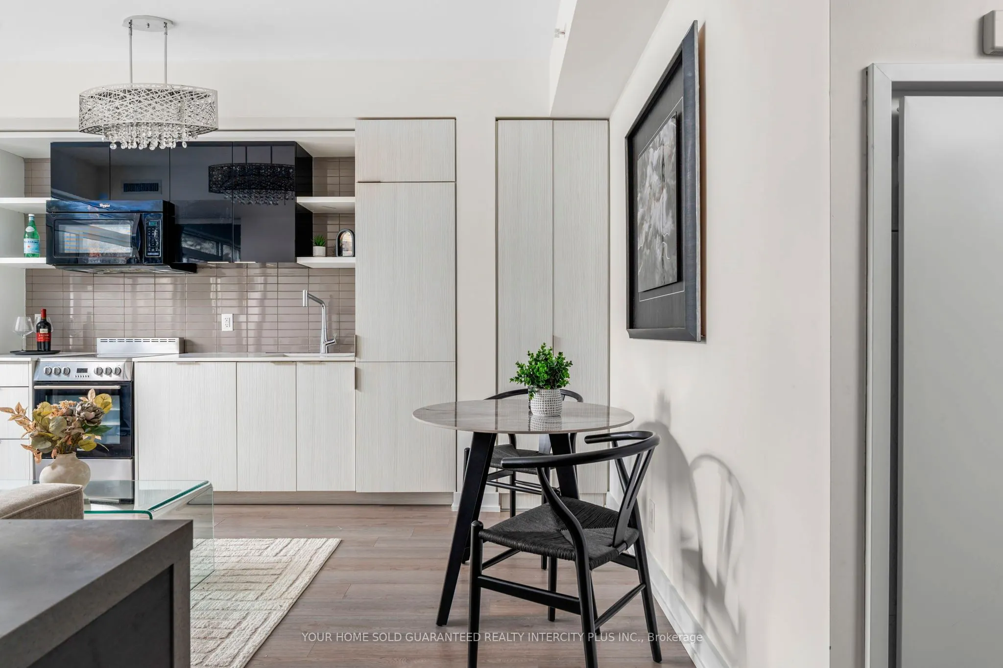 6 Parkwood Avenue, #303