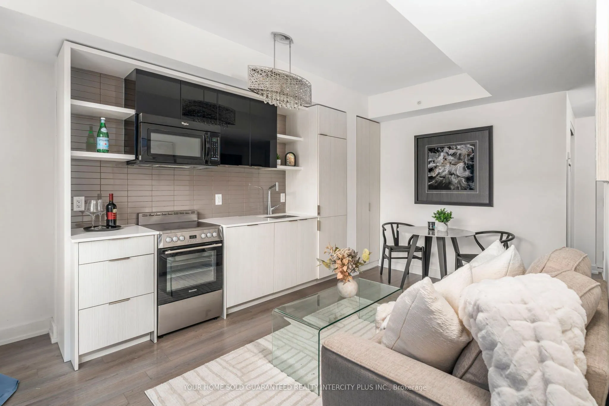 6 Parkwood Avenue, #303