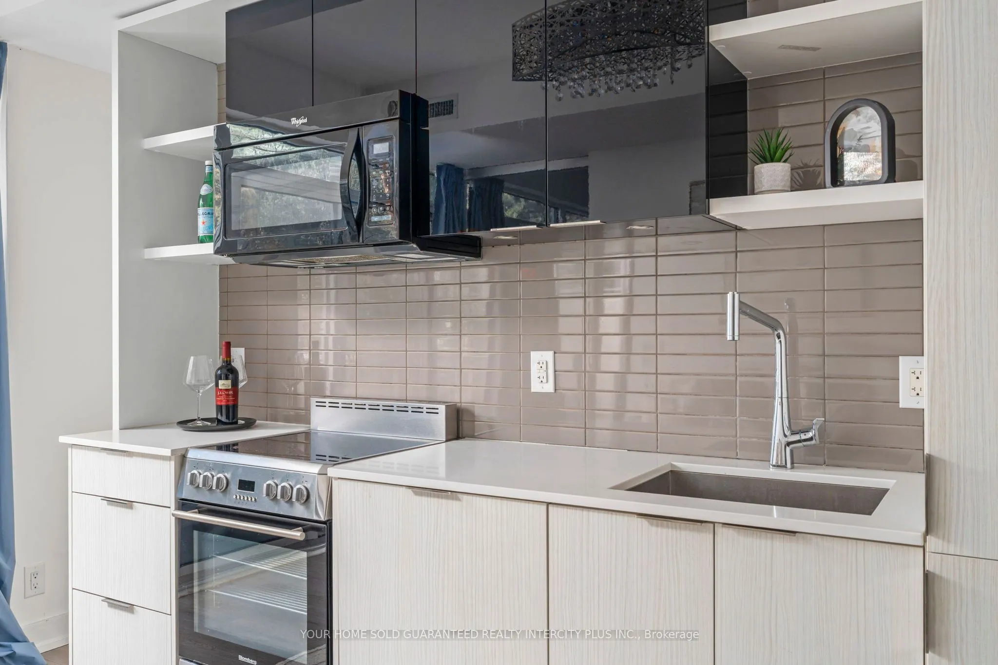 6 Parkwood Avenue, #303