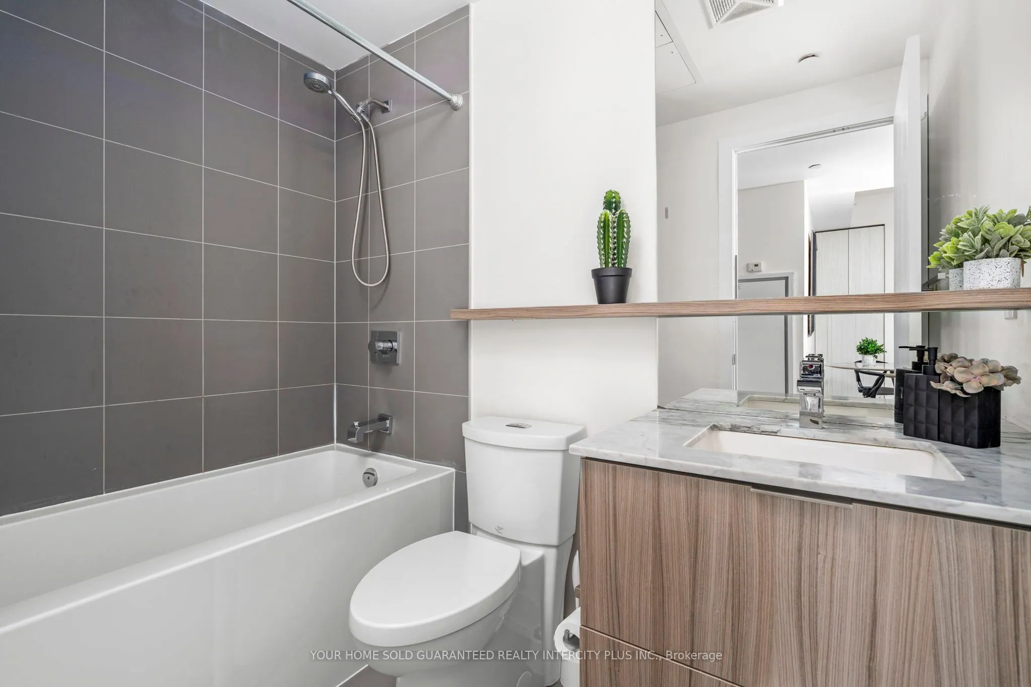 6 Parkwood Avenue, #303