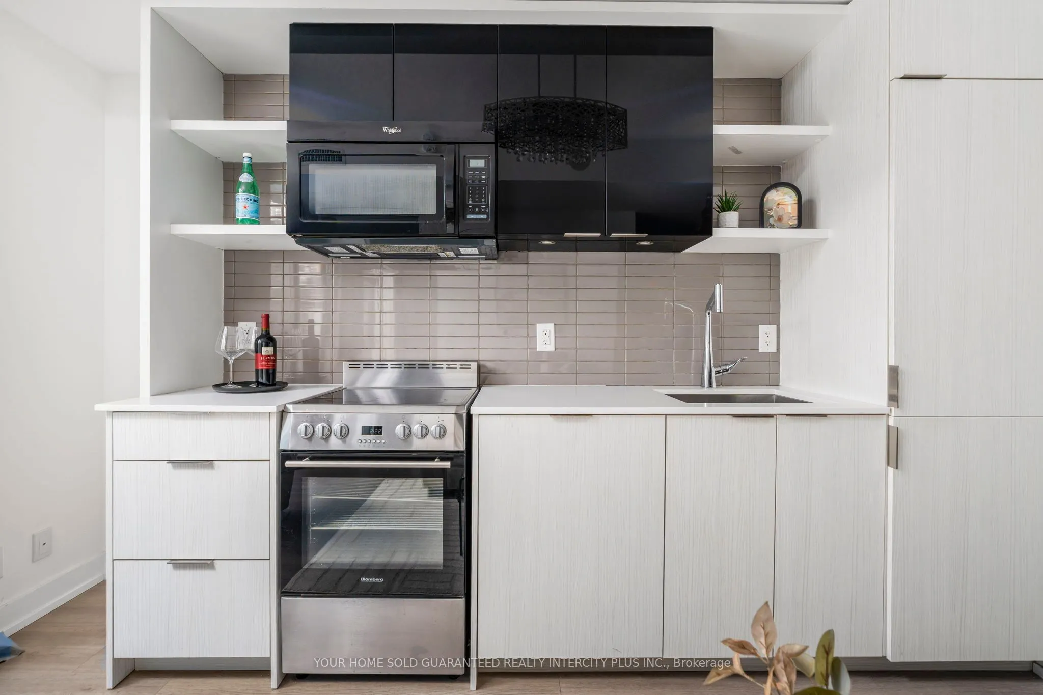 6 Parkwood Avenue, #303