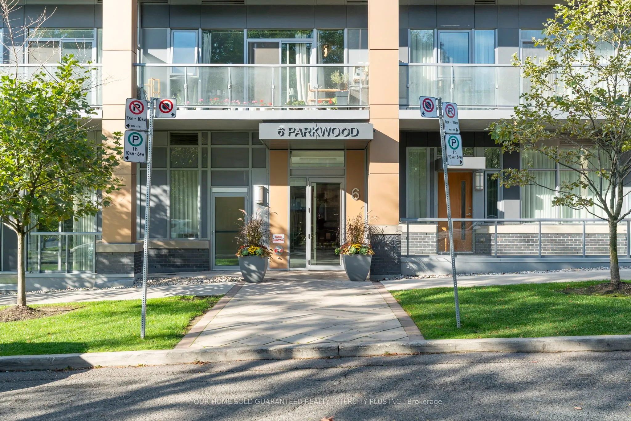 6 Parkwood Avenue, #303