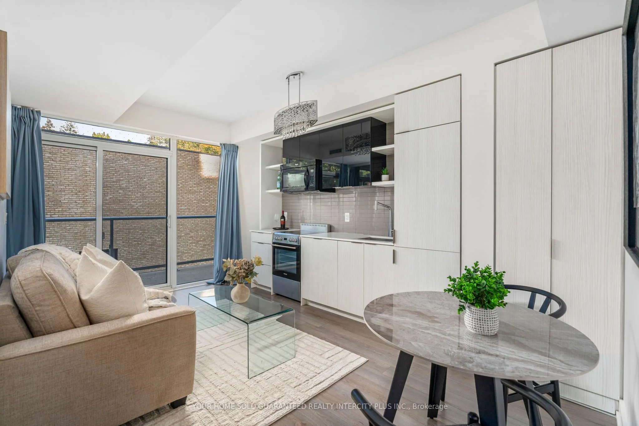 6 Parkwood Avenue, #303