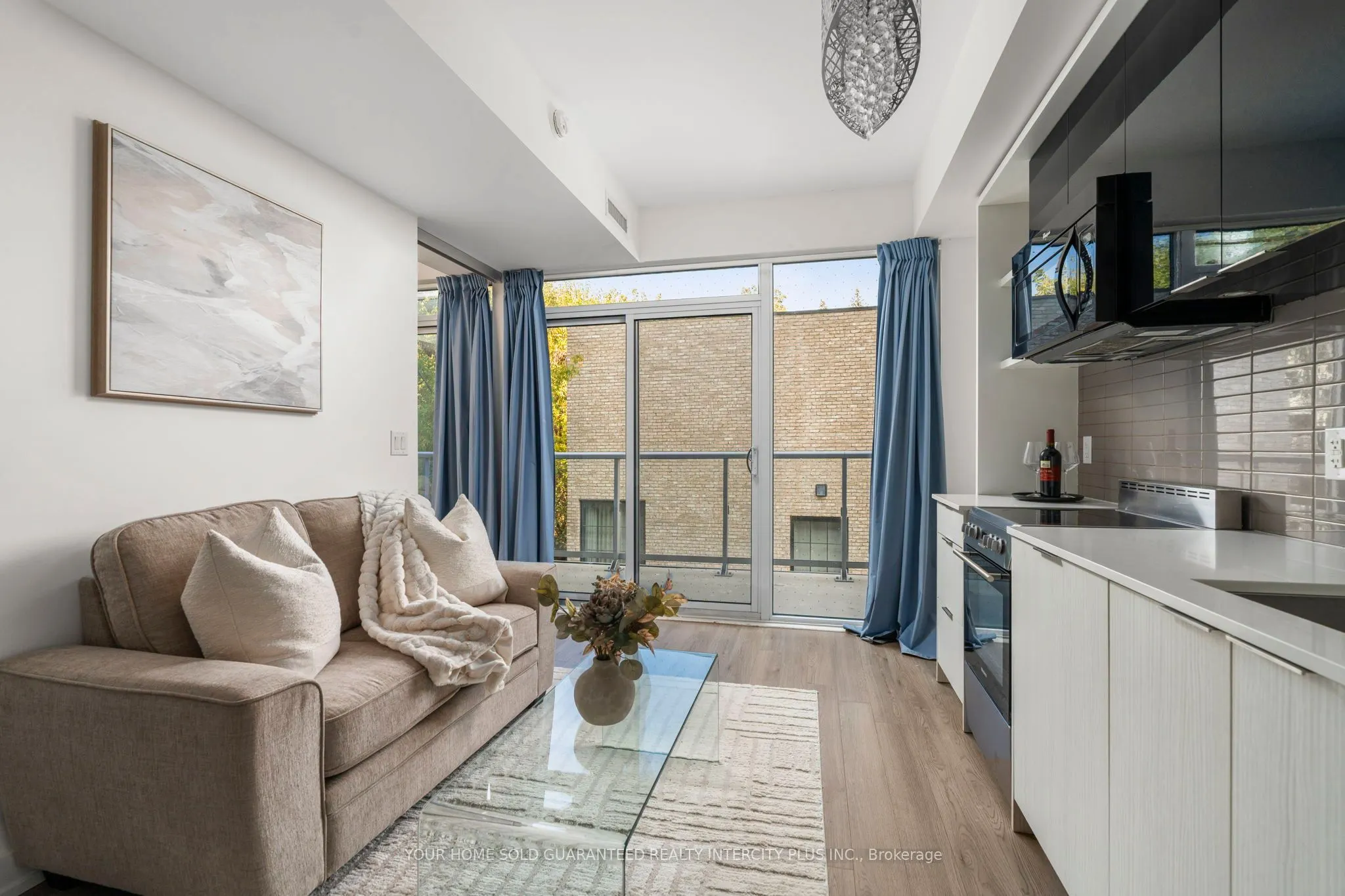 6 Parkwood Avenue, #303