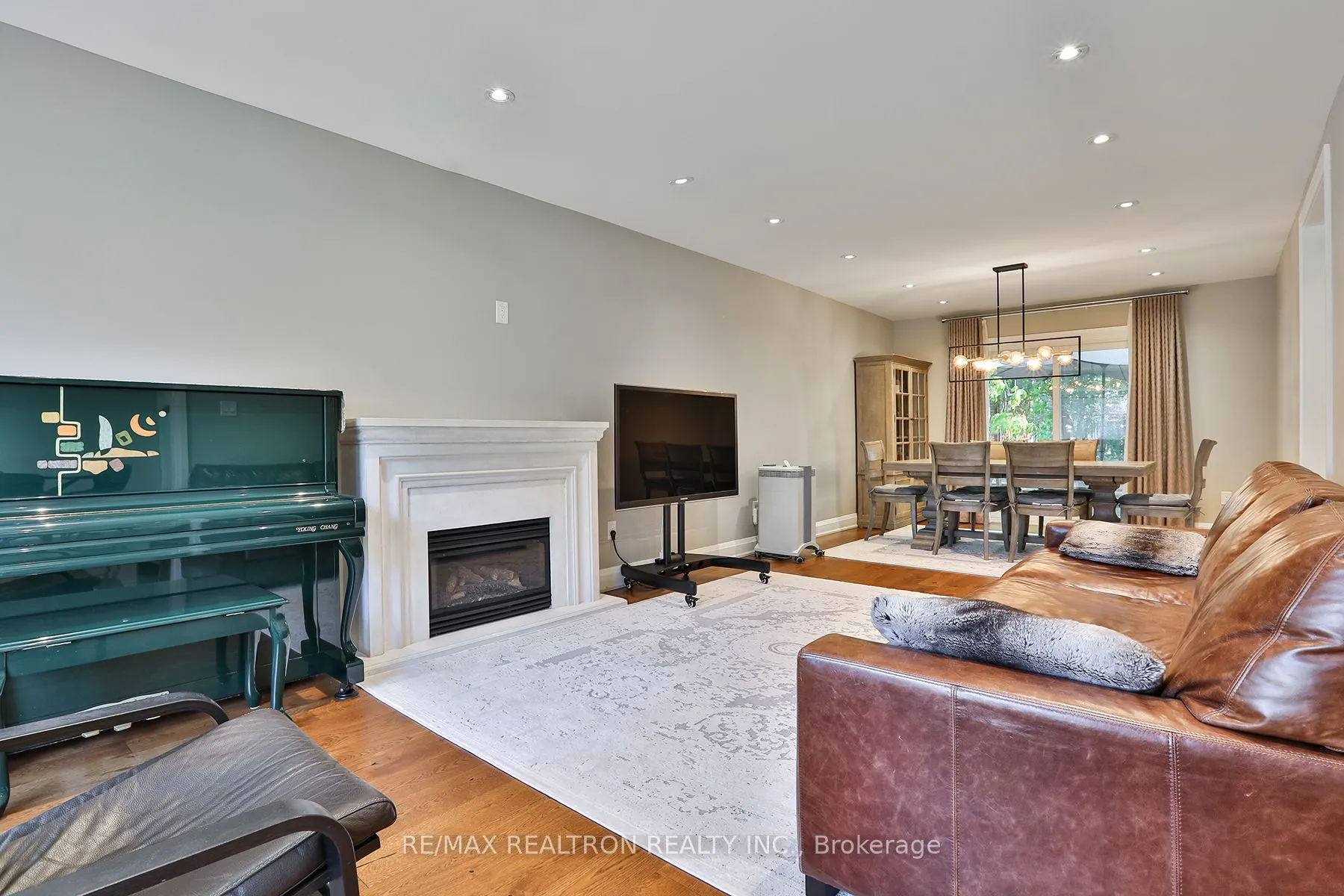 21 Meadowglade Crescent
