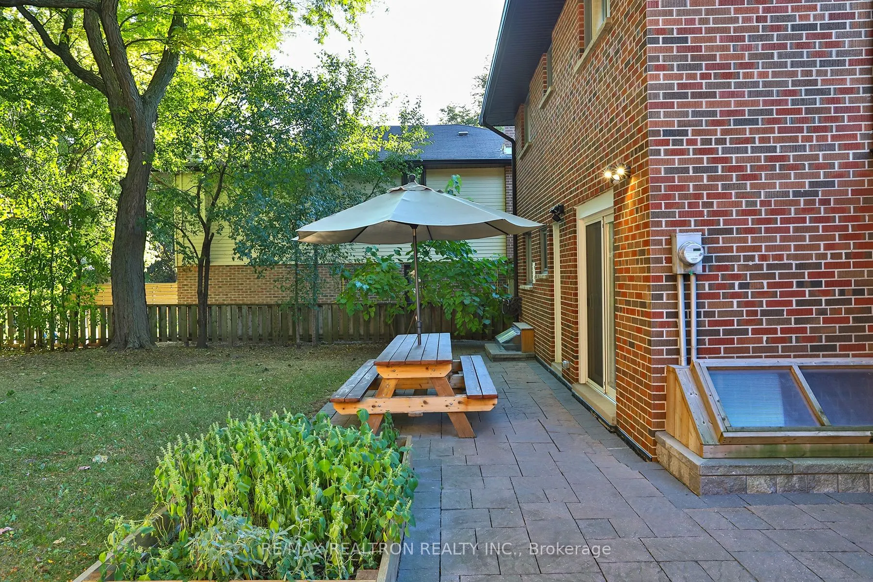 21 Meadowglade Crescent