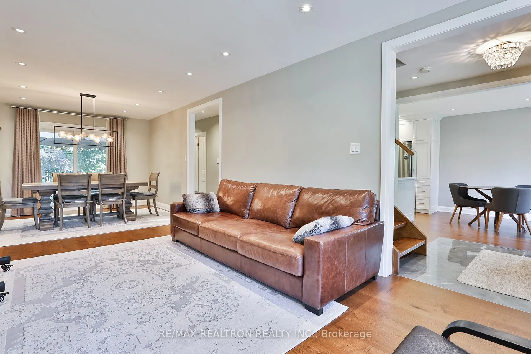 21 Meadowglade Crescent